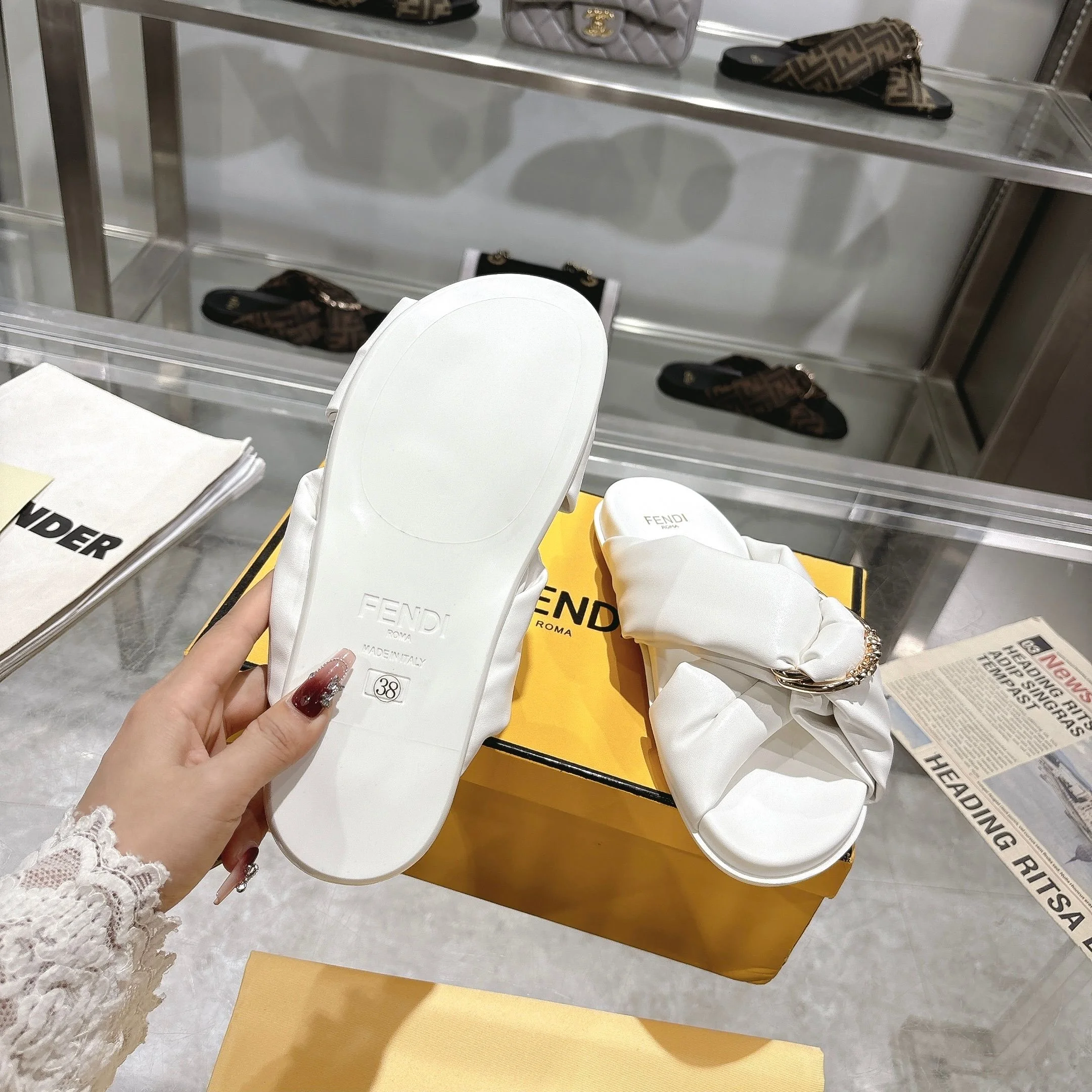 FENDI Slides White-Gold A90202609110044 - Image 3