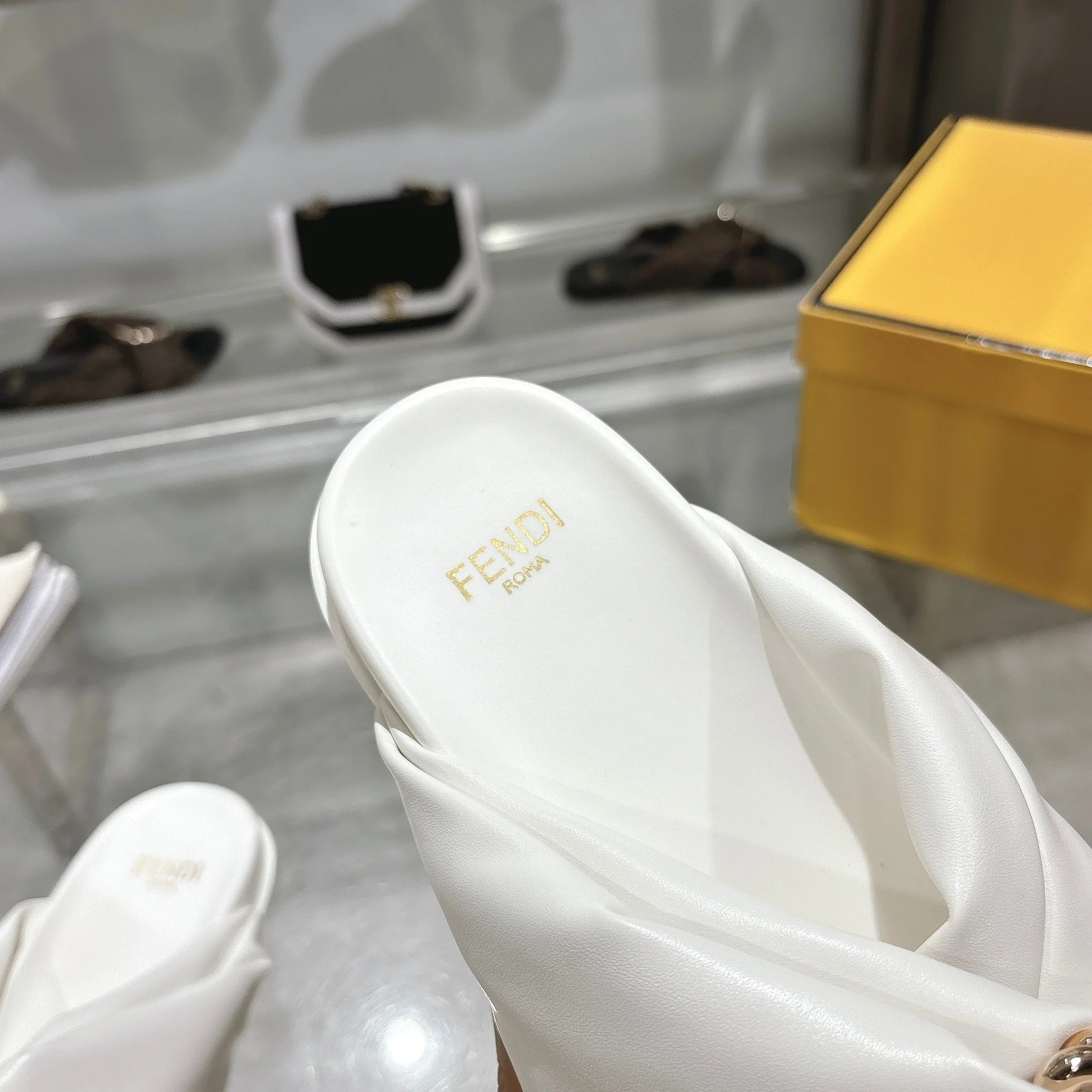 FENDI Slides White-Gold A90202609110044 - Image 9