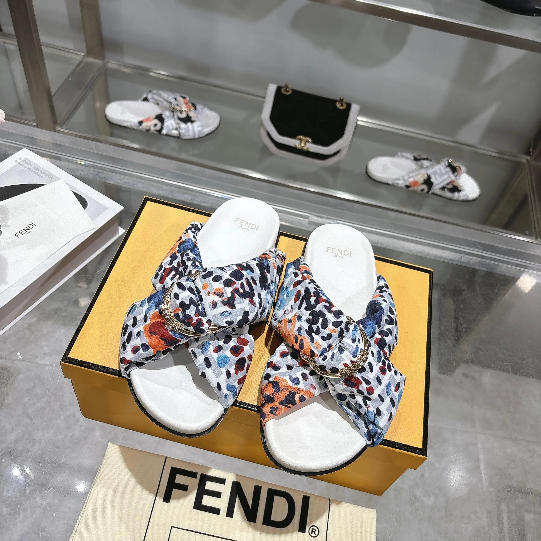 FENDI Slides White-Multi A90202609110037