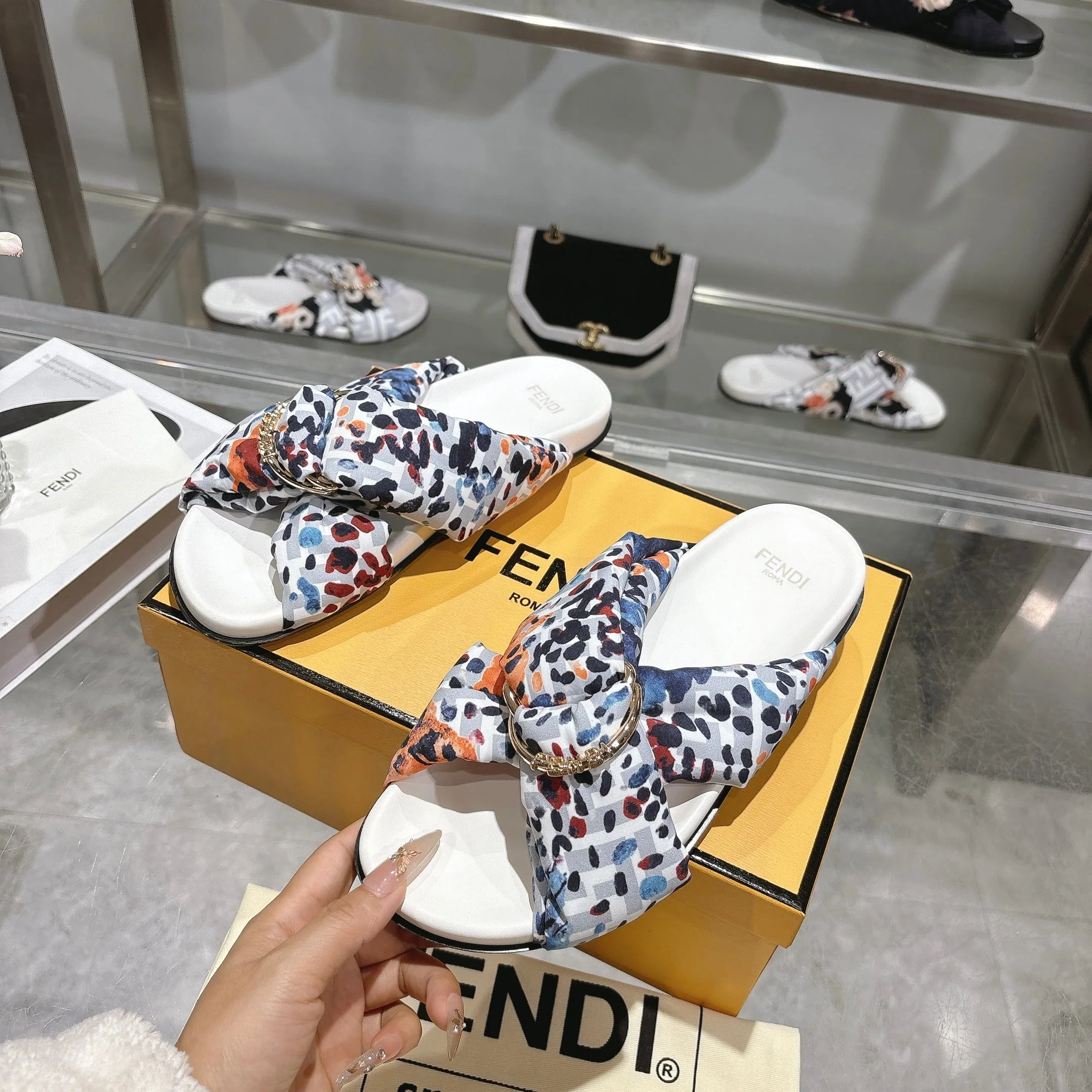 FENDI Slides White-Multi A90202609110037 - Image 4