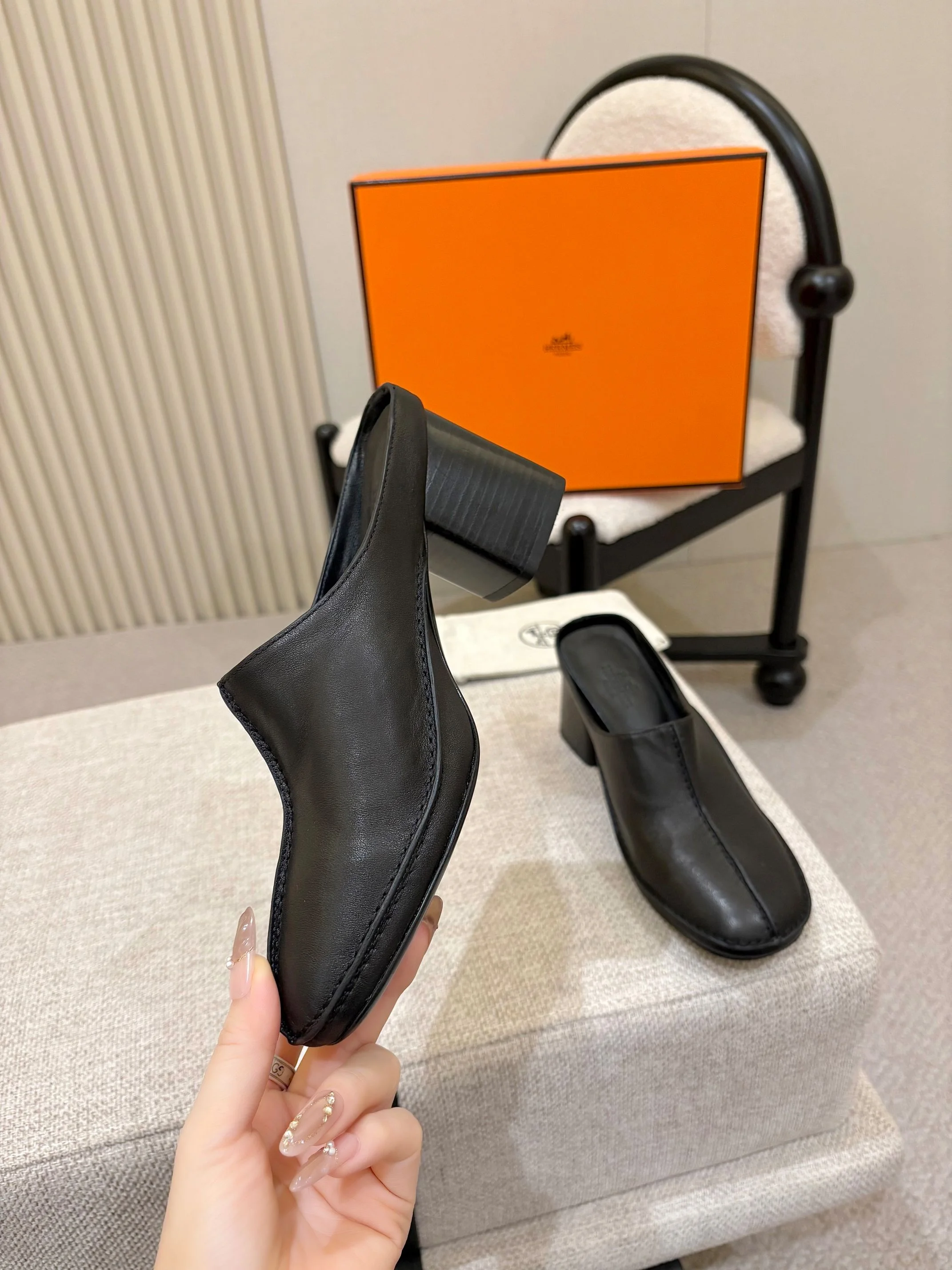 HERMES Mules Calfskin Leather Black EU35-41 B60202609110556 - Image 2