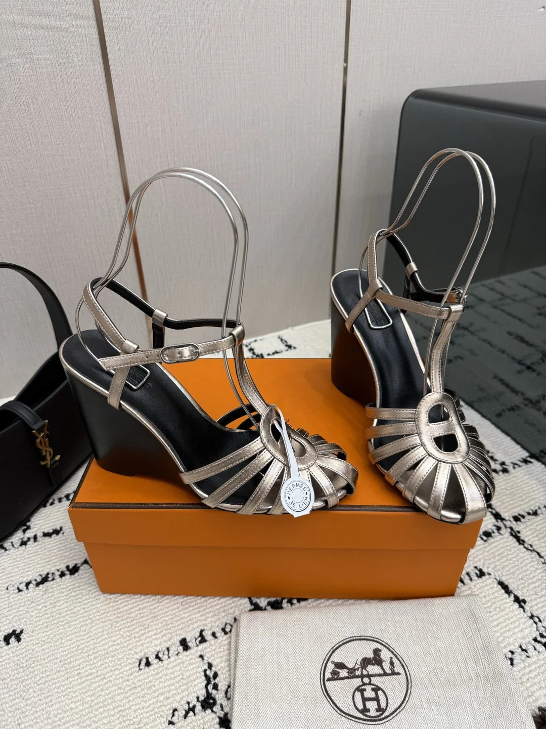 HERMES Sandals Lambskin Leather Gold-Black EU35-41 C80202609110307 - Image 2