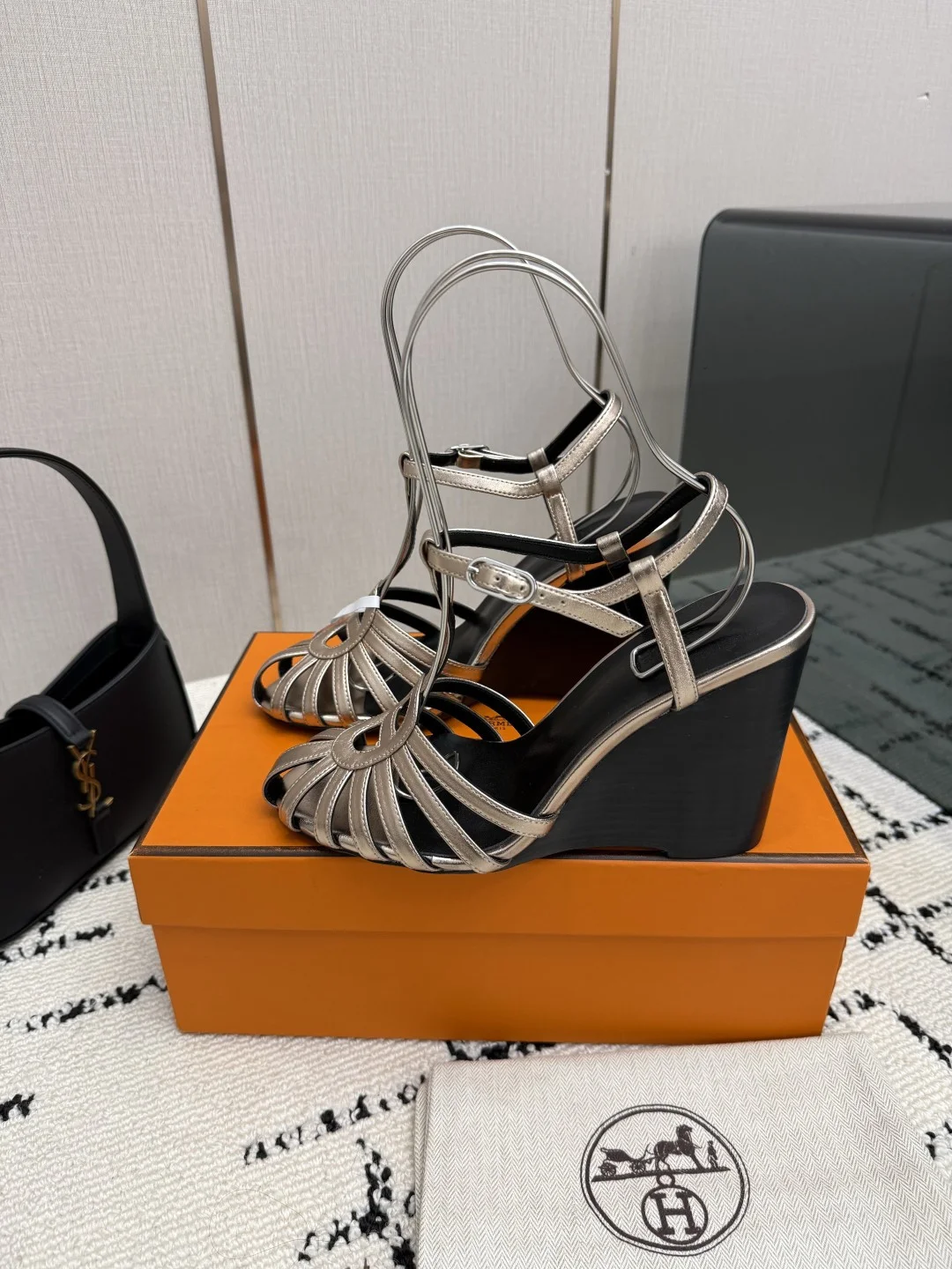 HERMES Sandals Lambskin Leather Gold-Black EU35-41 C80202609110307 - Image 4