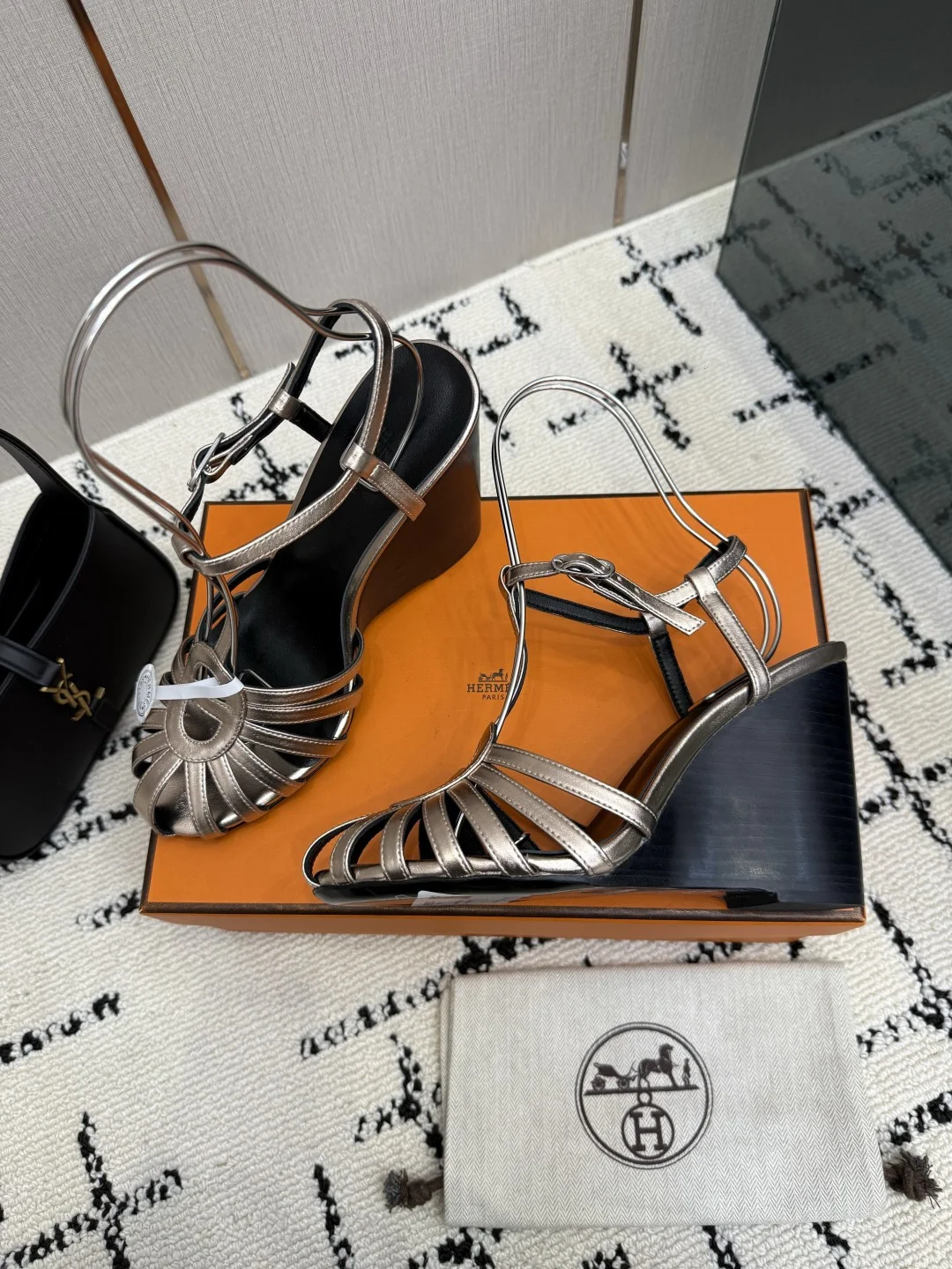 HERMES Sandals Lambskin Leather Gold-Black EU35-41 C80202609110307 - Image 5