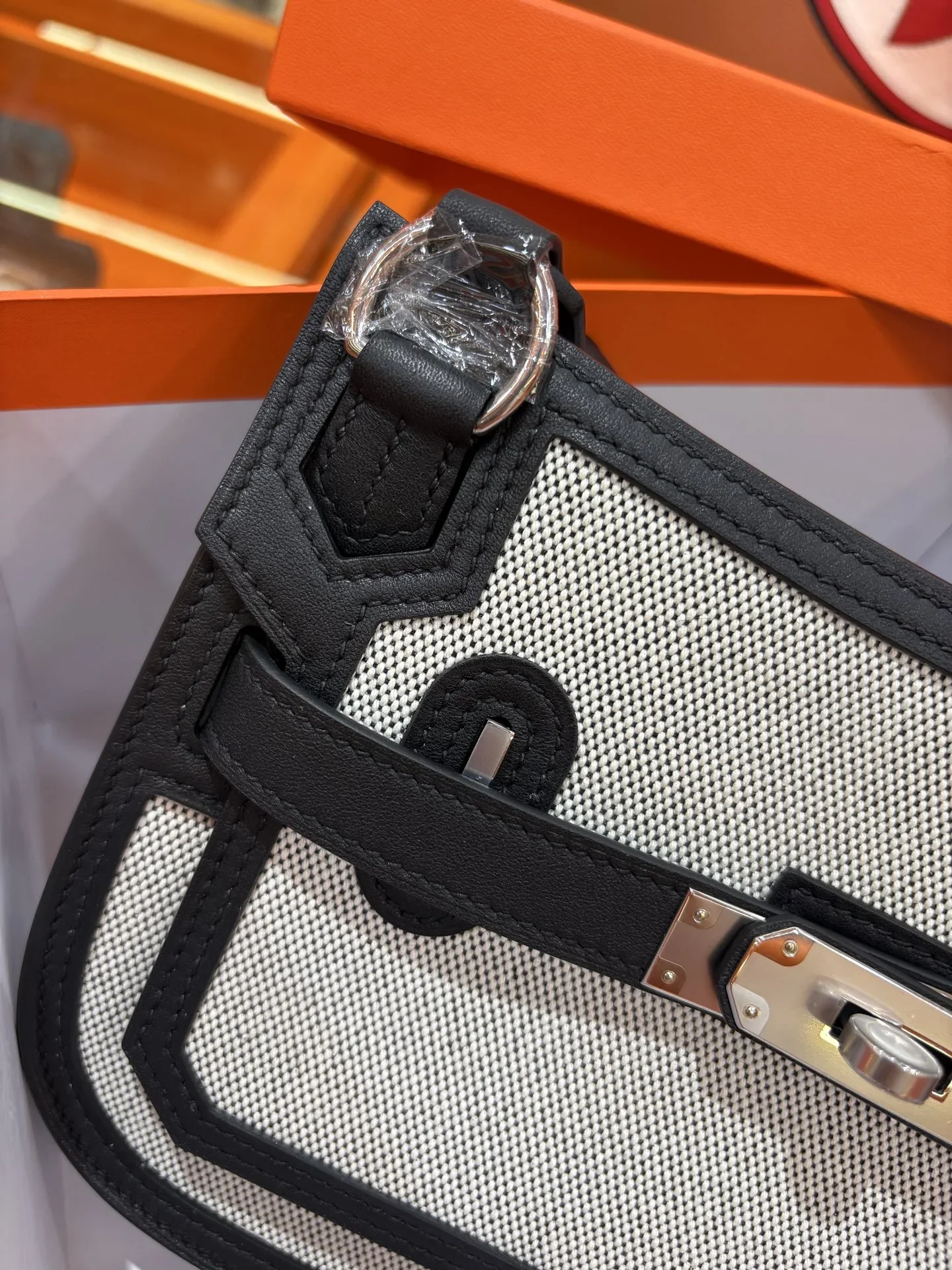 HERMES Shoulder Bags Black-White A250202609090229 - Image 2