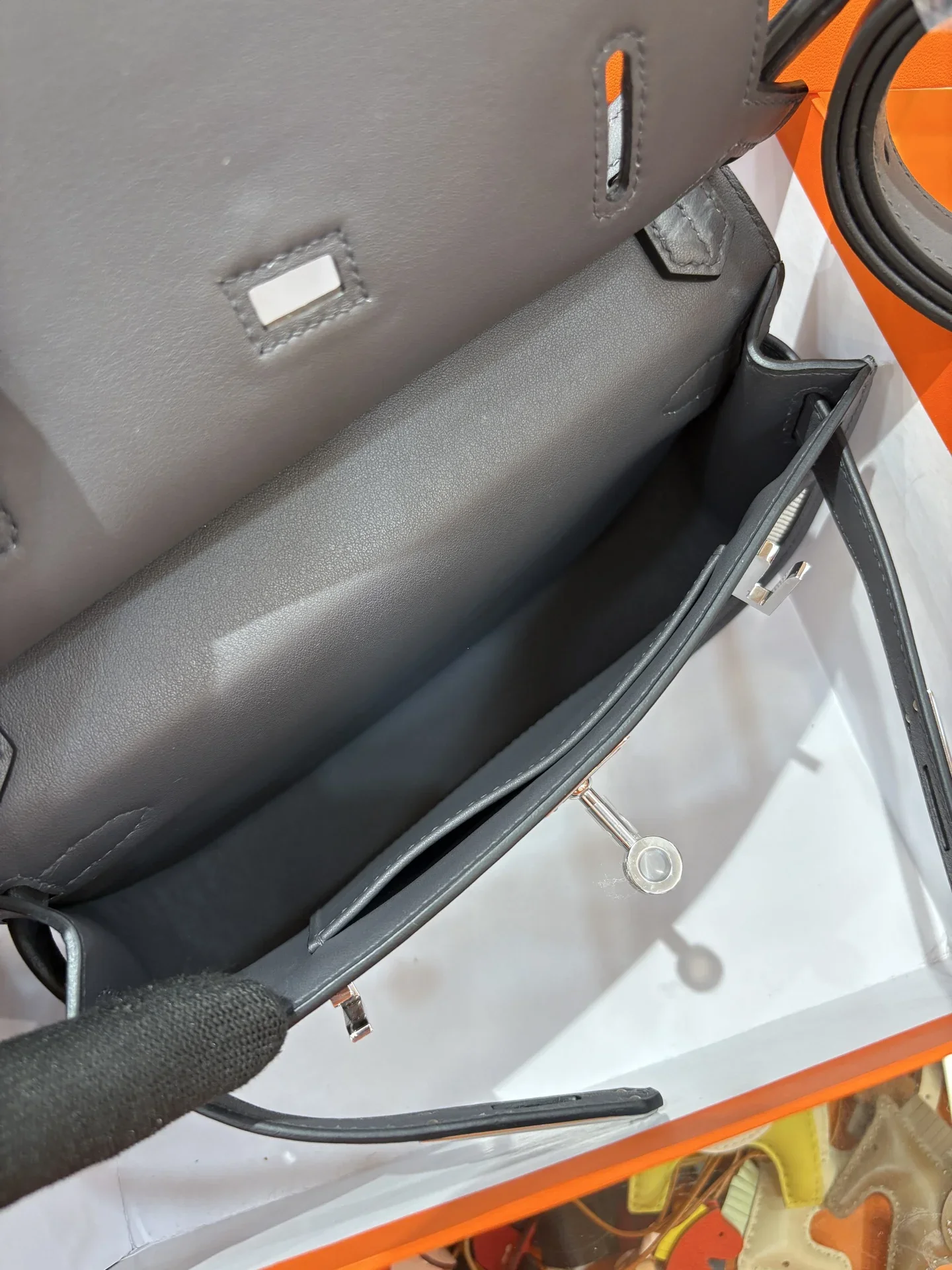 HERMES Shoulder Bags Gray-White A250202609090236 - Image 8