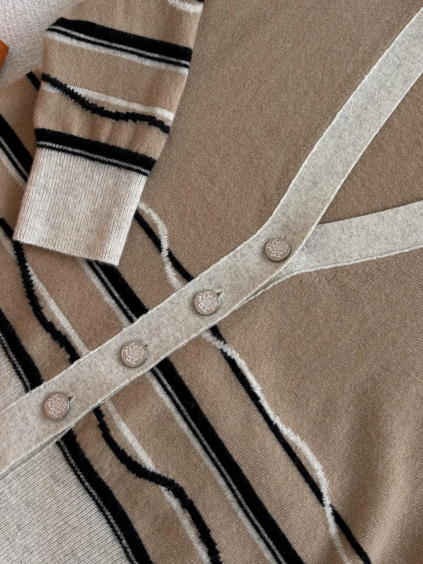 HERMES Sweaters Beige-Black S-L C40202609061057 - Image 6