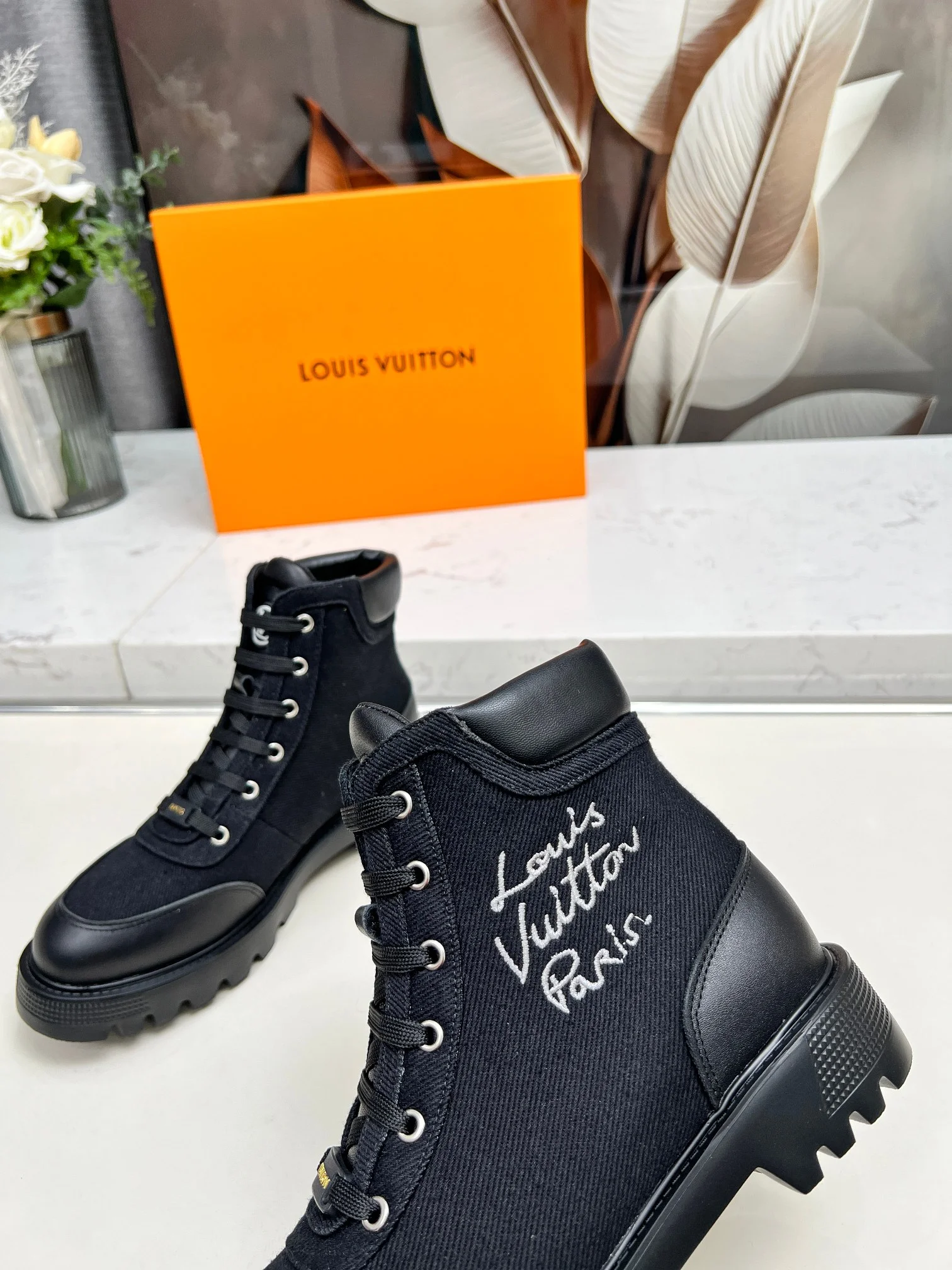 LV Boots Calfskin Leather Black-White EU35-40 B79202609111718 - Image 4