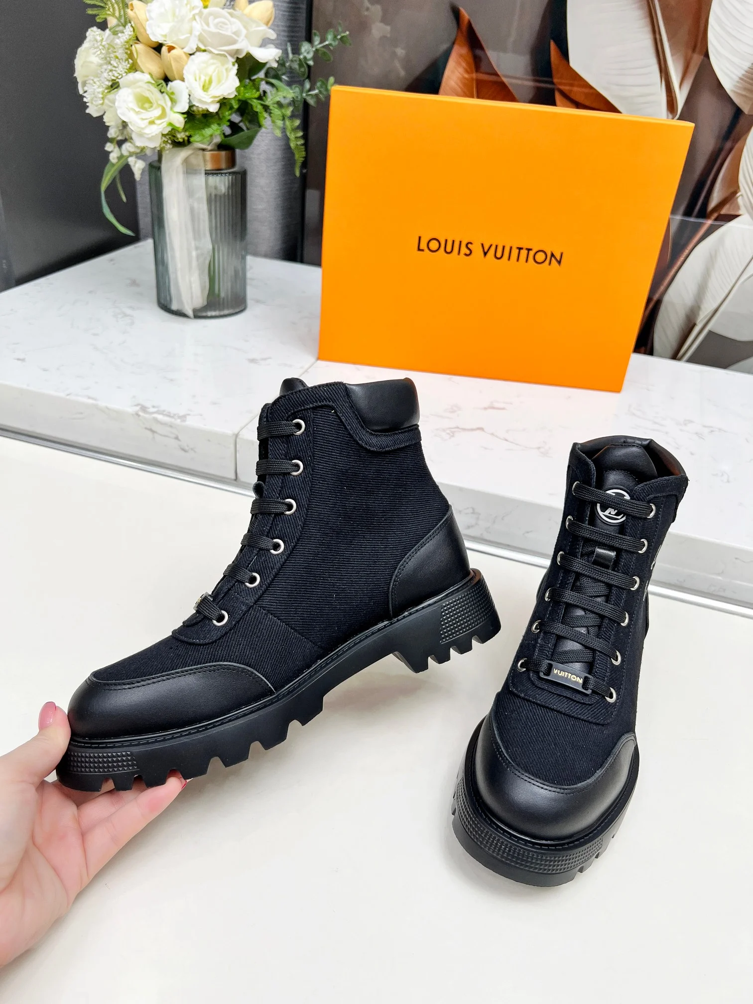 LV Boots Calfskin Leather Black-White EU35-40 B79202609111718 - Image 7