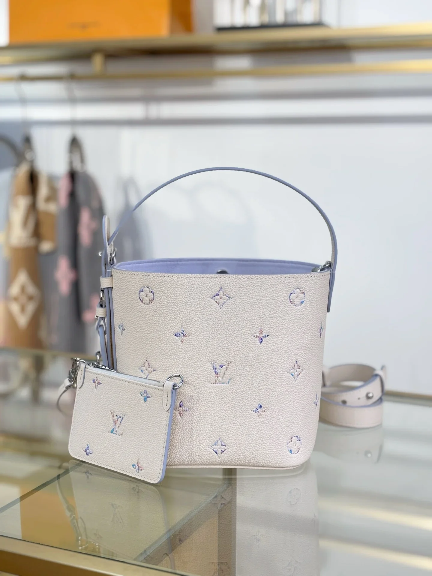 LV Bucket Bags White-Blue 18X16X12CM H00202609090318