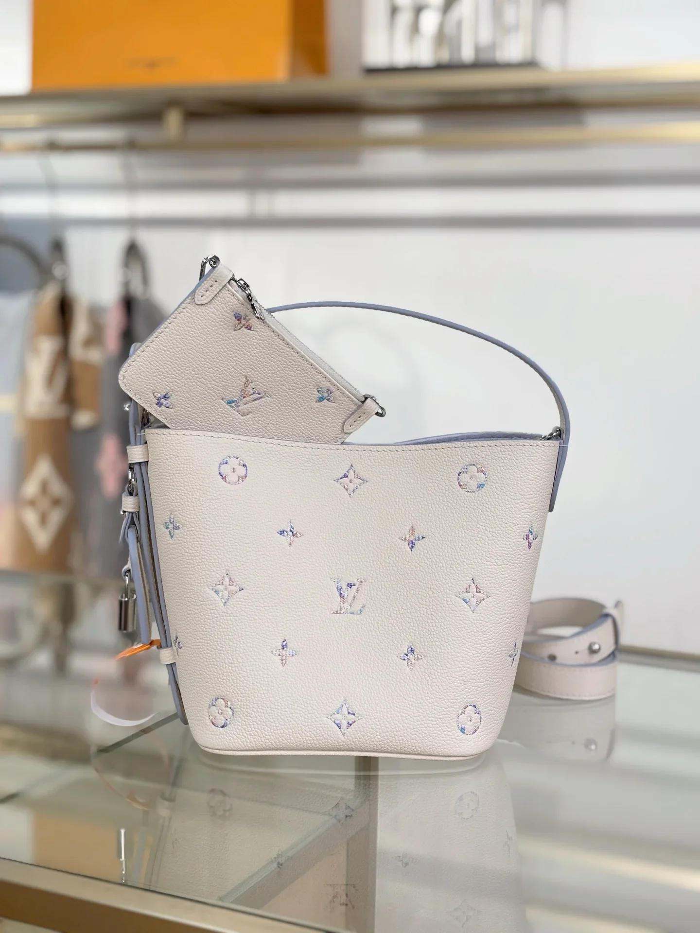 LV Bucket Bags White-Blue 18X16X12CM H00202609090318 - Image 2