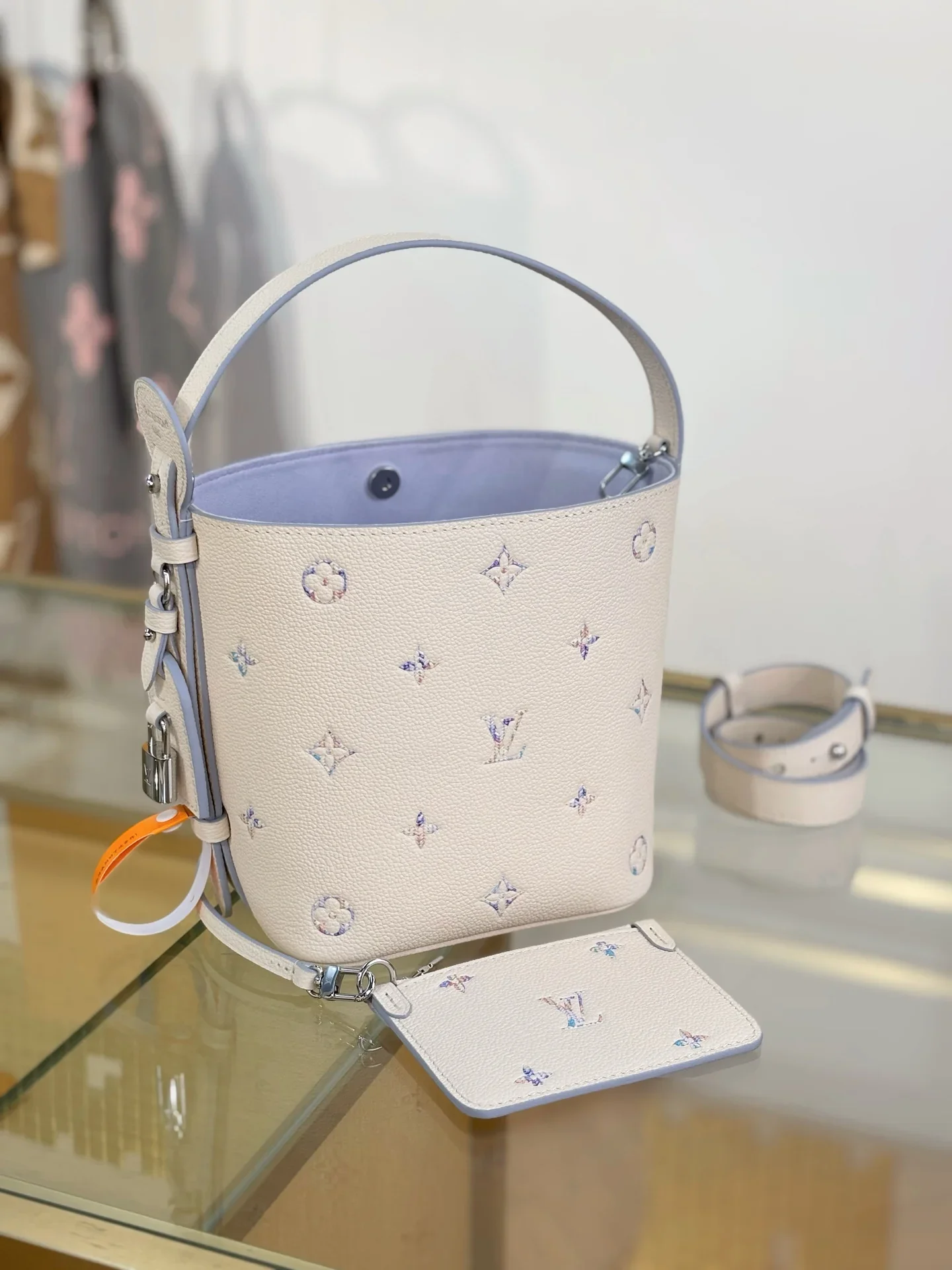LV Bucket Bags White-Blue 18X16X12CM H00202609090318 - Image 3