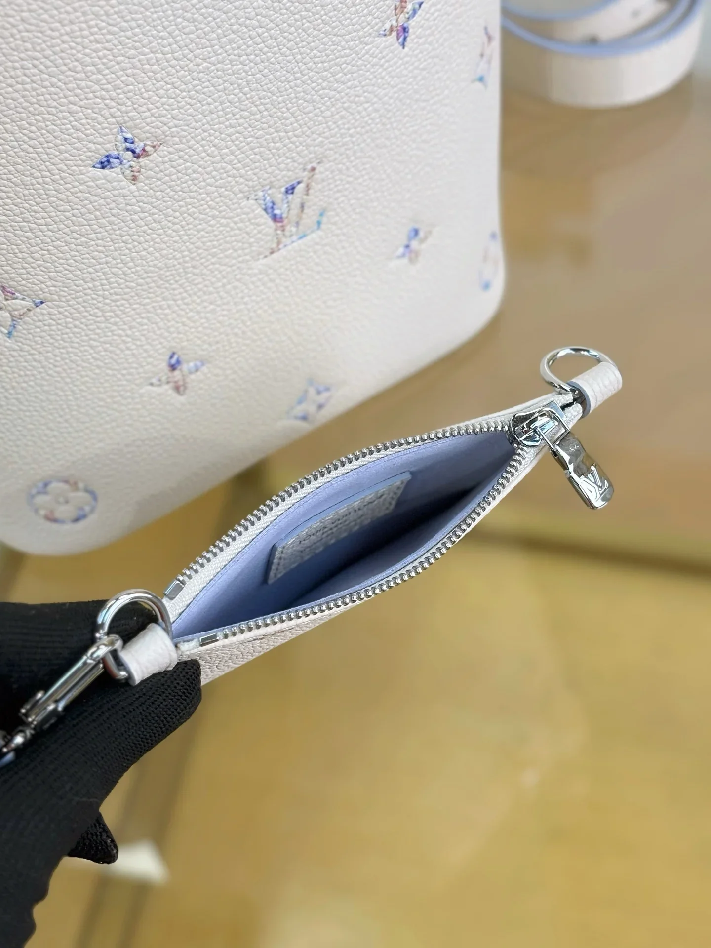 LV Bucket Bags White-Blue 18X16X12CM H00202609090318 - Image 6