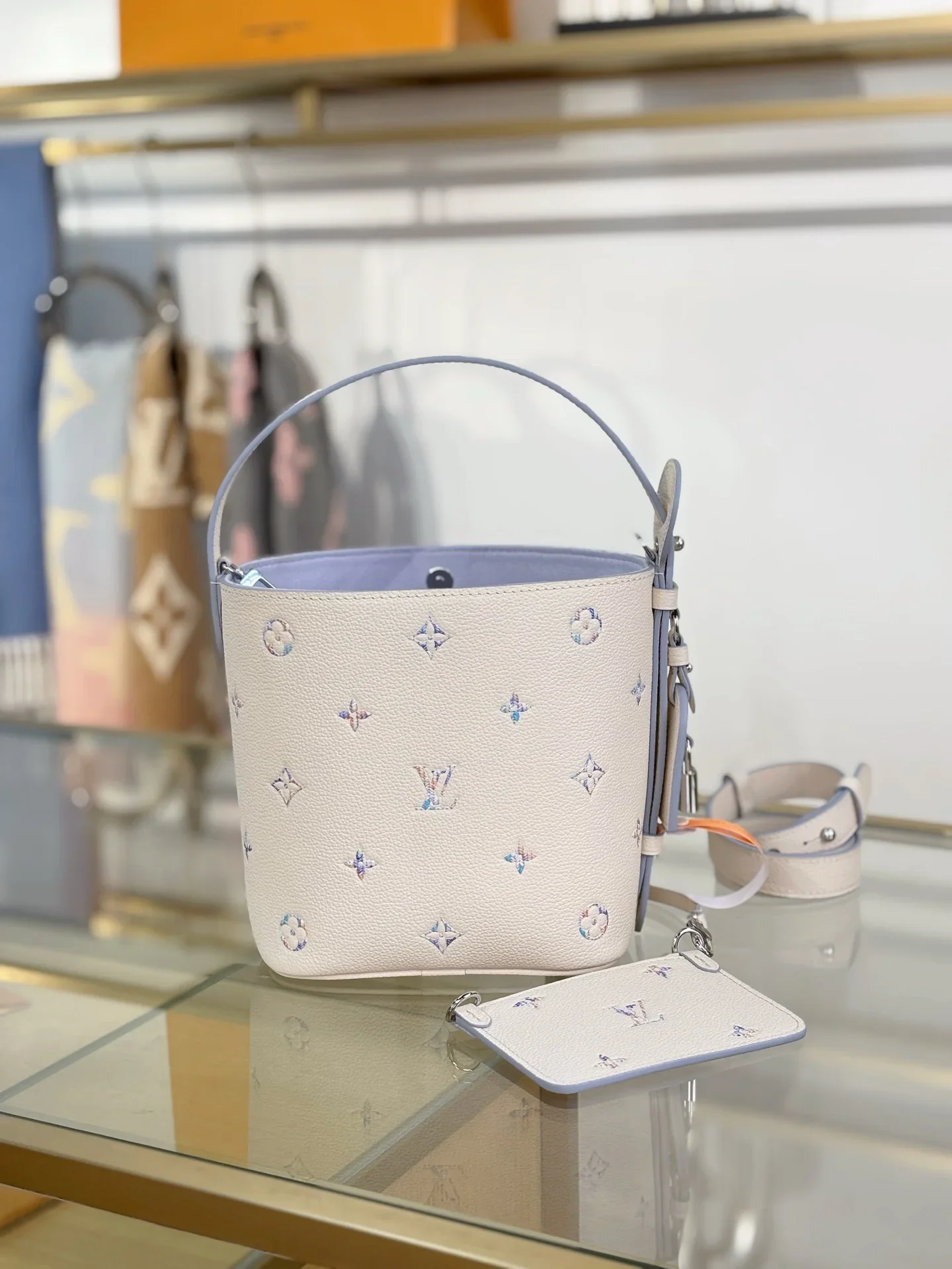 LV Bucket Bags White-Blue 18X16X12CM H00202609090318 - Image 8
