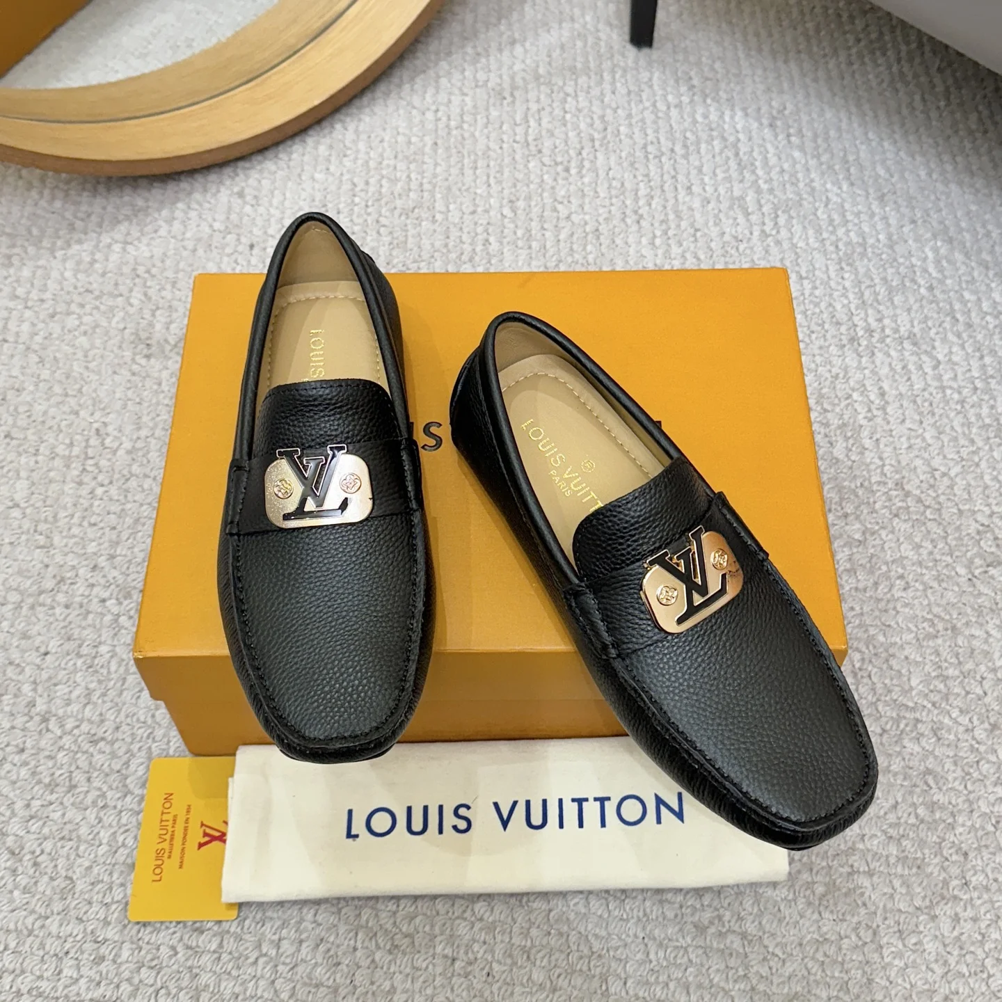 LV Loafers Black-Gold B00202609110108
