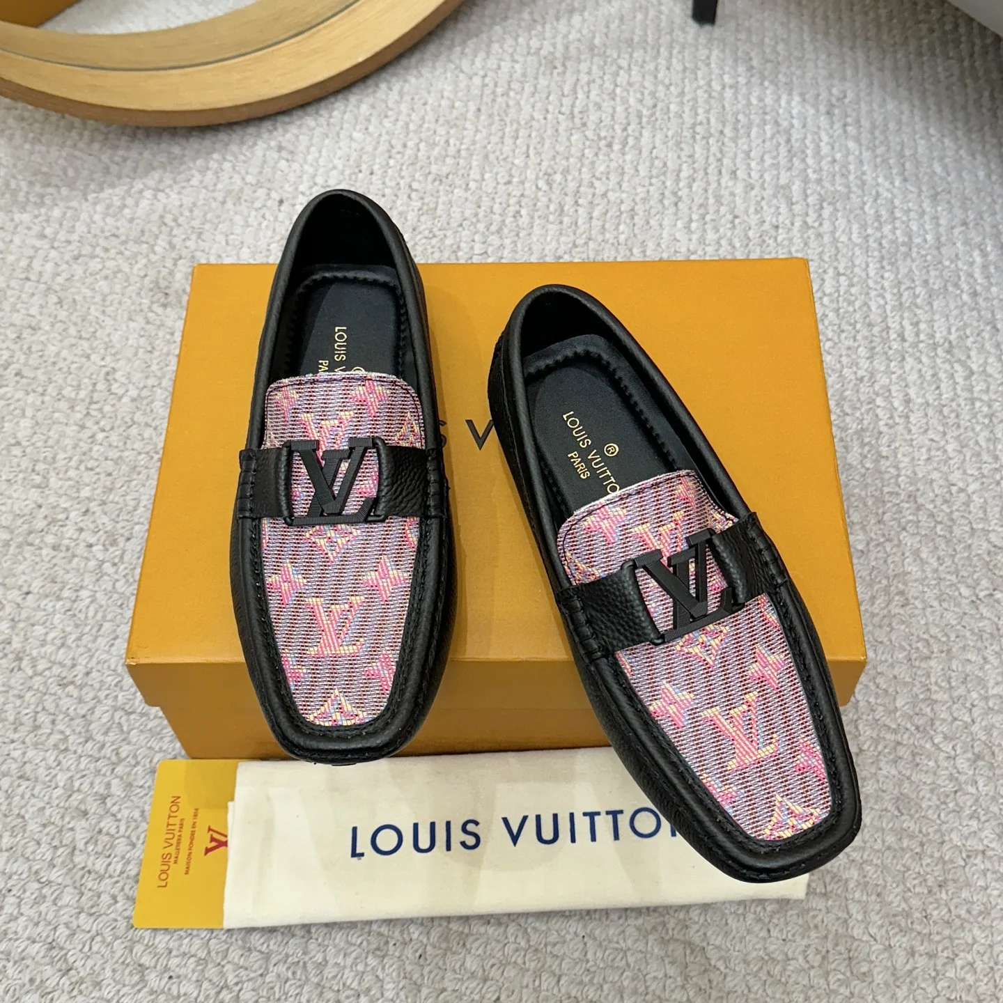 LV Loafers Black-Pink B00202609110121