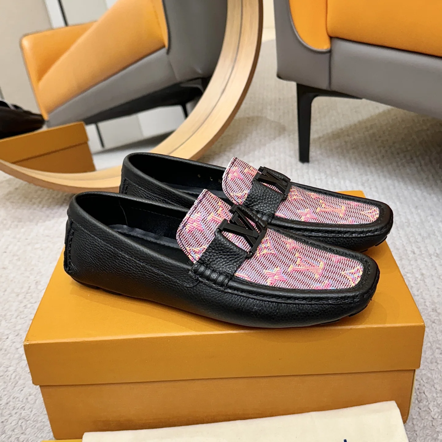 LV Loafers Black-Pink B00202609110121 - Image 3