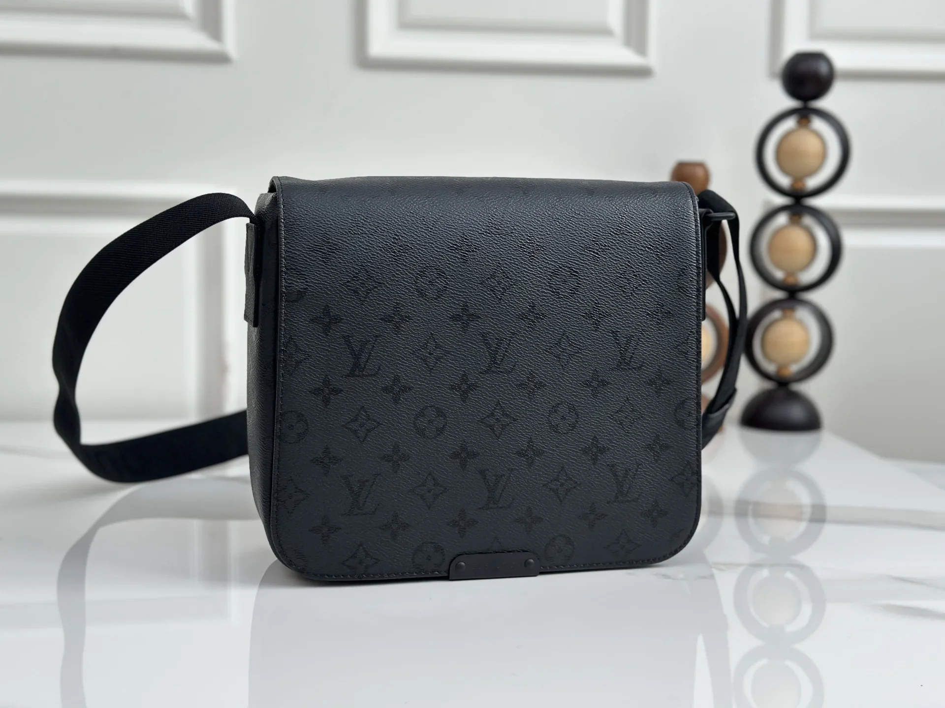 LV Messenger Bags Black 23X27X8CM E00202609090333