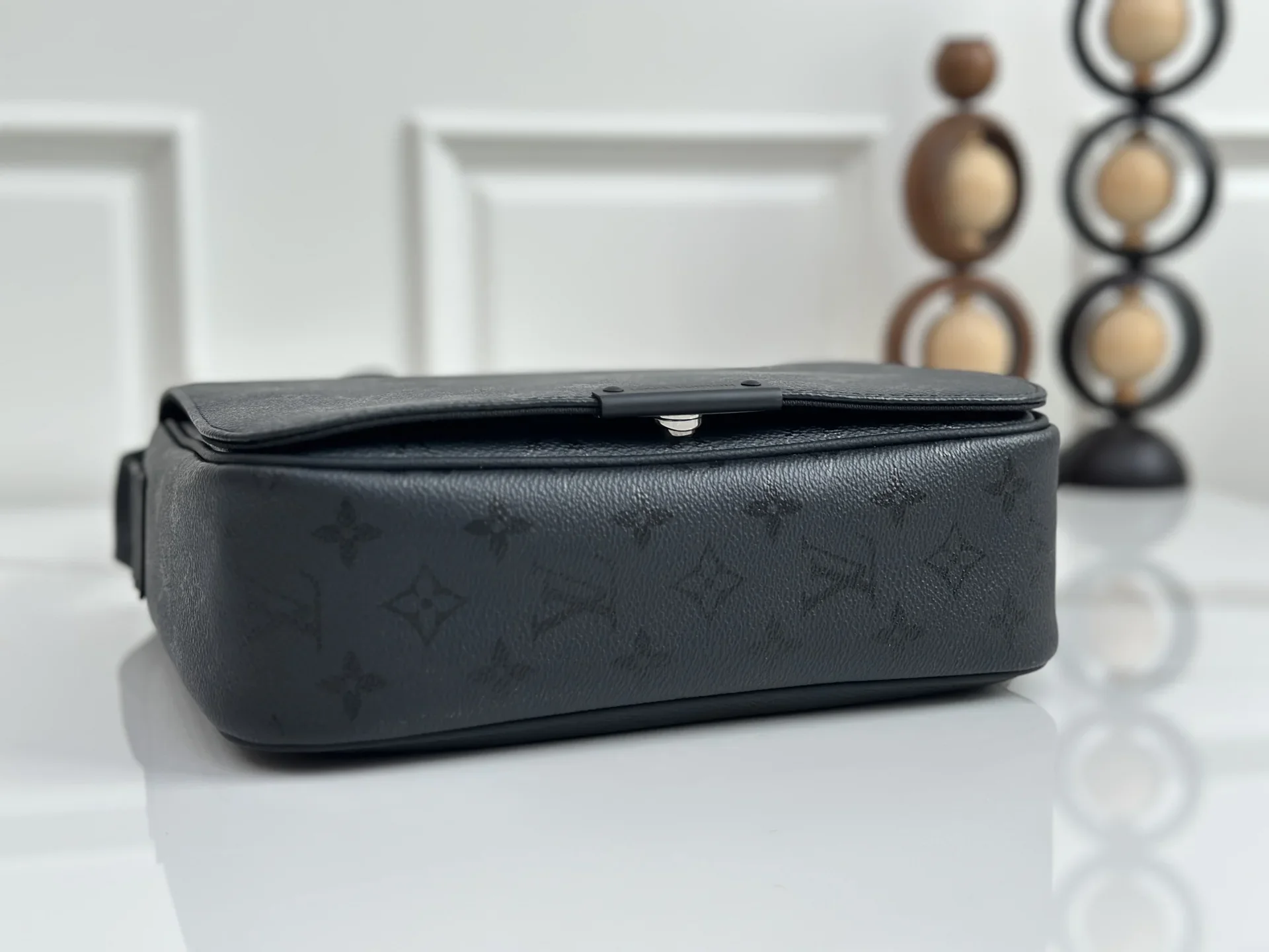 LV Messenger Bags Black 23X27X8CM E00202609090333 - Image 4