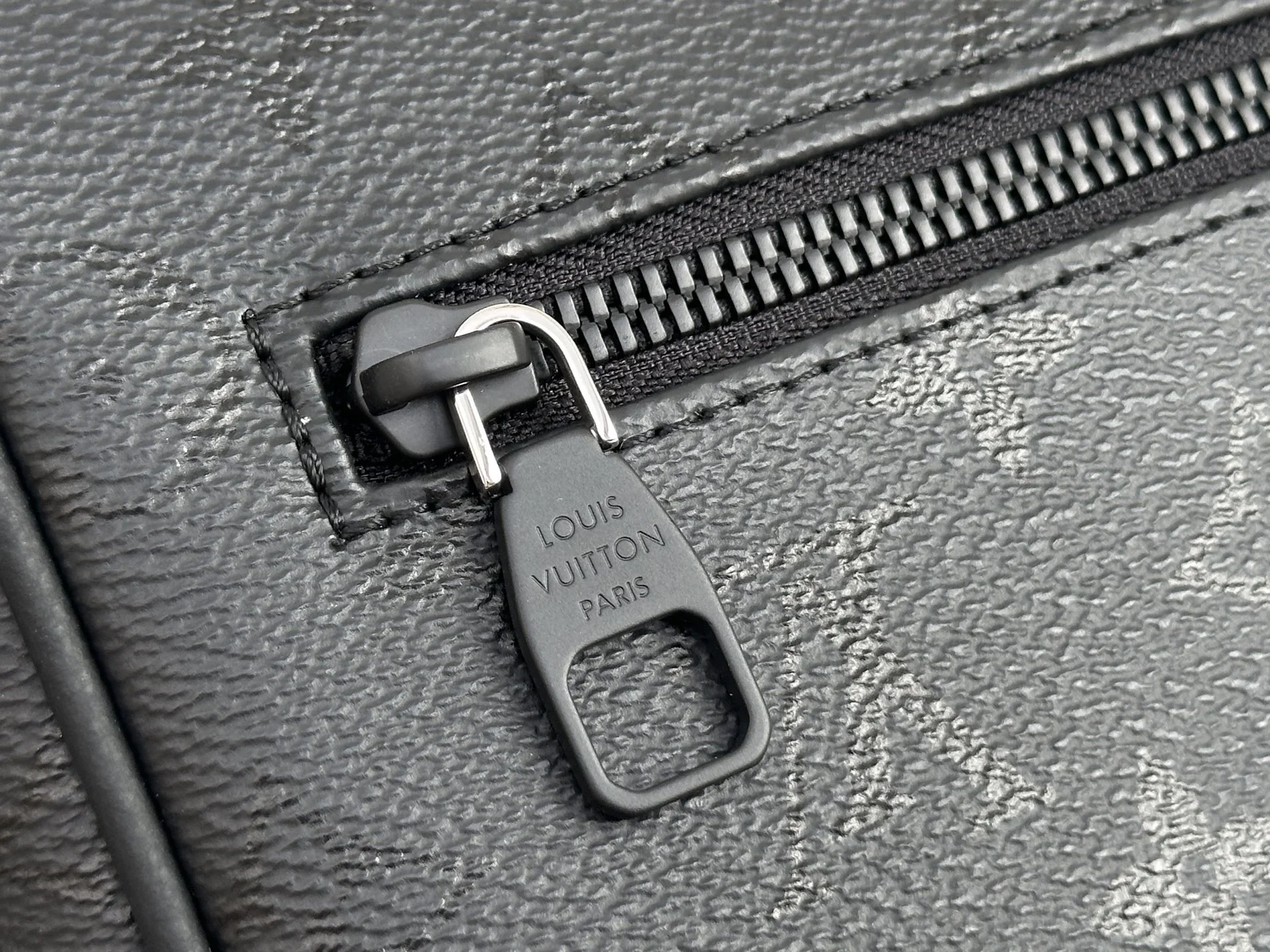 LV Messenger Bags Black 23X27X8CM E00202609090333 - Image 6