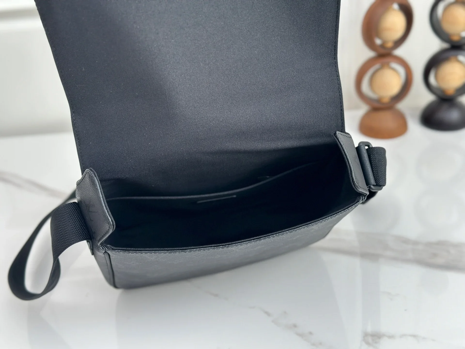 LV Messenger Bags Black 23X27X8CM E00202609090333 - Image 8
