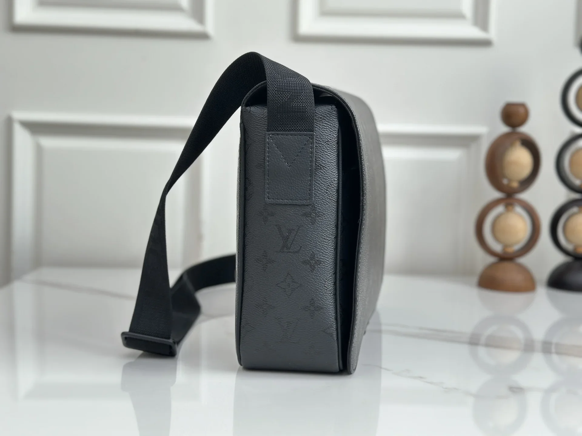 LV Messenger Bags Coated Canvas Black 25X33X10CM E10202609090320 - Image 2