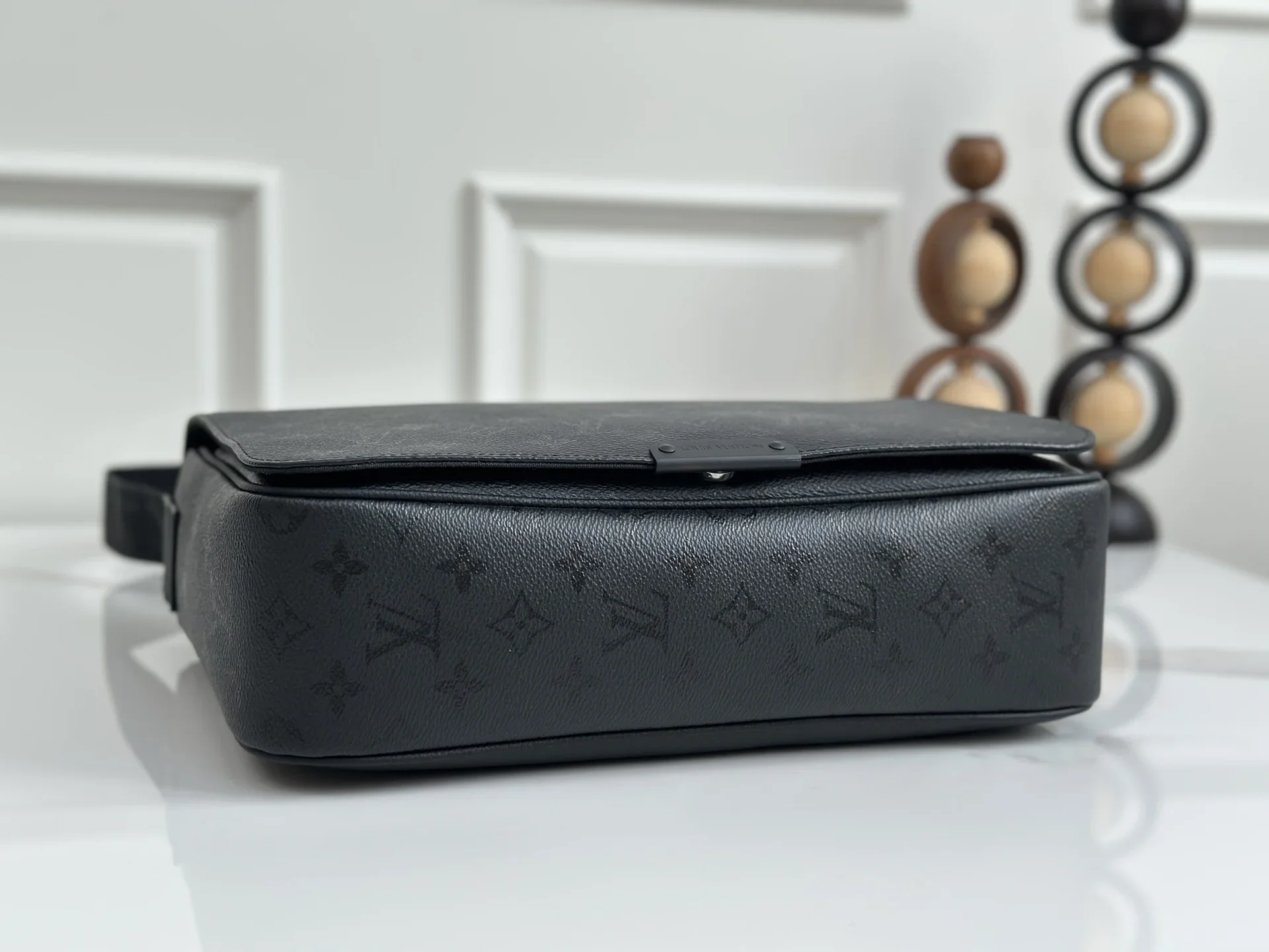 LV Messenger Bags Coated Canvas Black 25X33X10CM E10202609090320 - Image 4