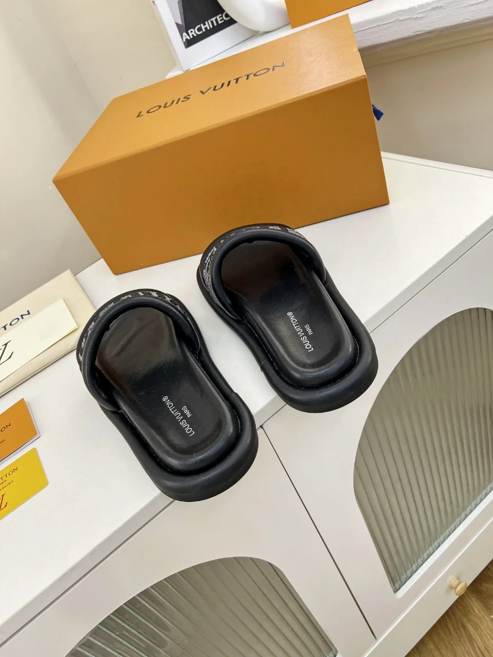 LV Sandals Leather Black-White EU35-45 A70202609111227 - Image 4