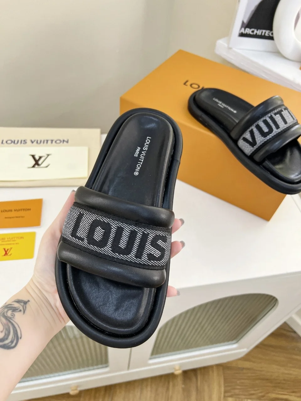 LV Sandals Leather Black-White EU35-45 A70202609111227 - Image 5