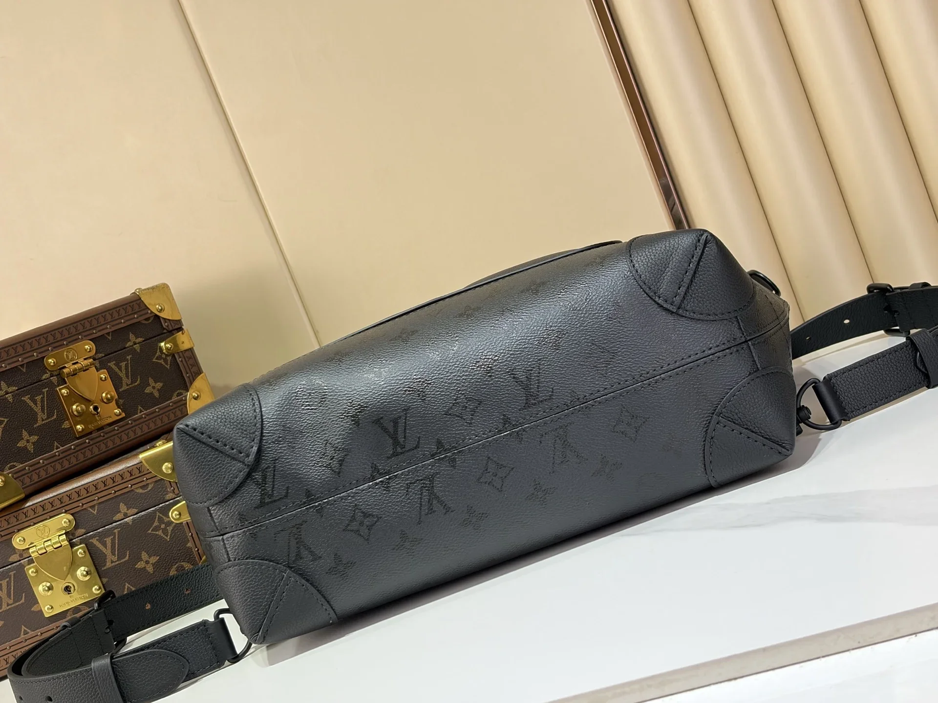 LV Shoulder Bags Black 33X14X32CM I50202609090321 - Image 4