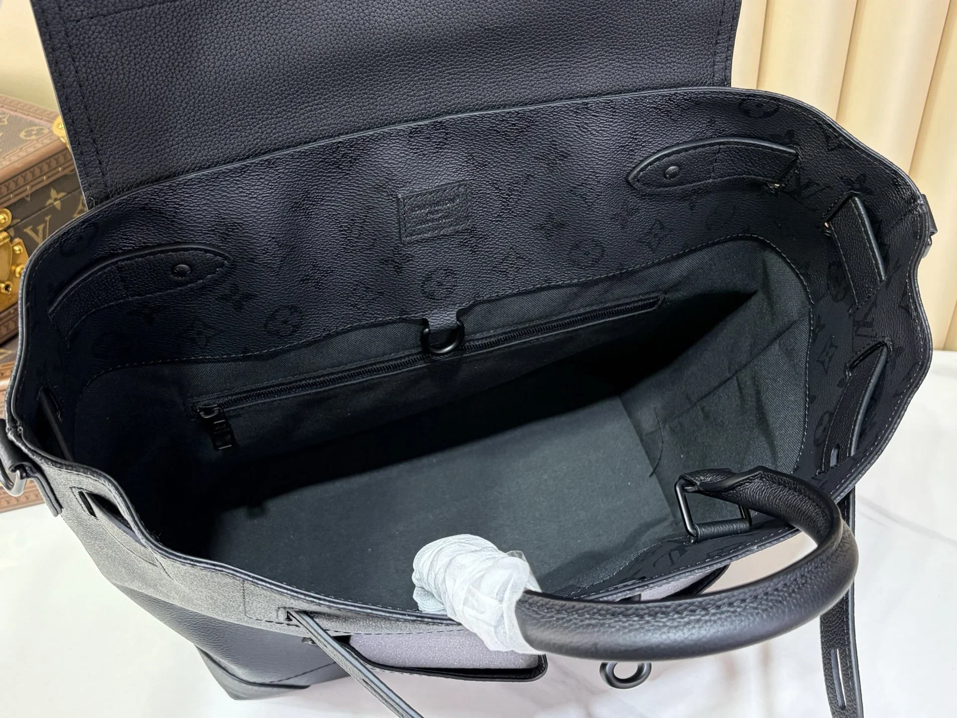 LV Shoulder Bags Black 33X14X32CM I50202609090321 - Image 9
