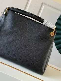 LV Shoulder Bags Black-Gold 47X32X22CM I40202609090363
