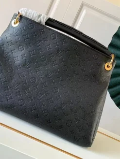 Alternative view of LV Shoulder Bags Black-Gold 47X32X22CM I40202609090363