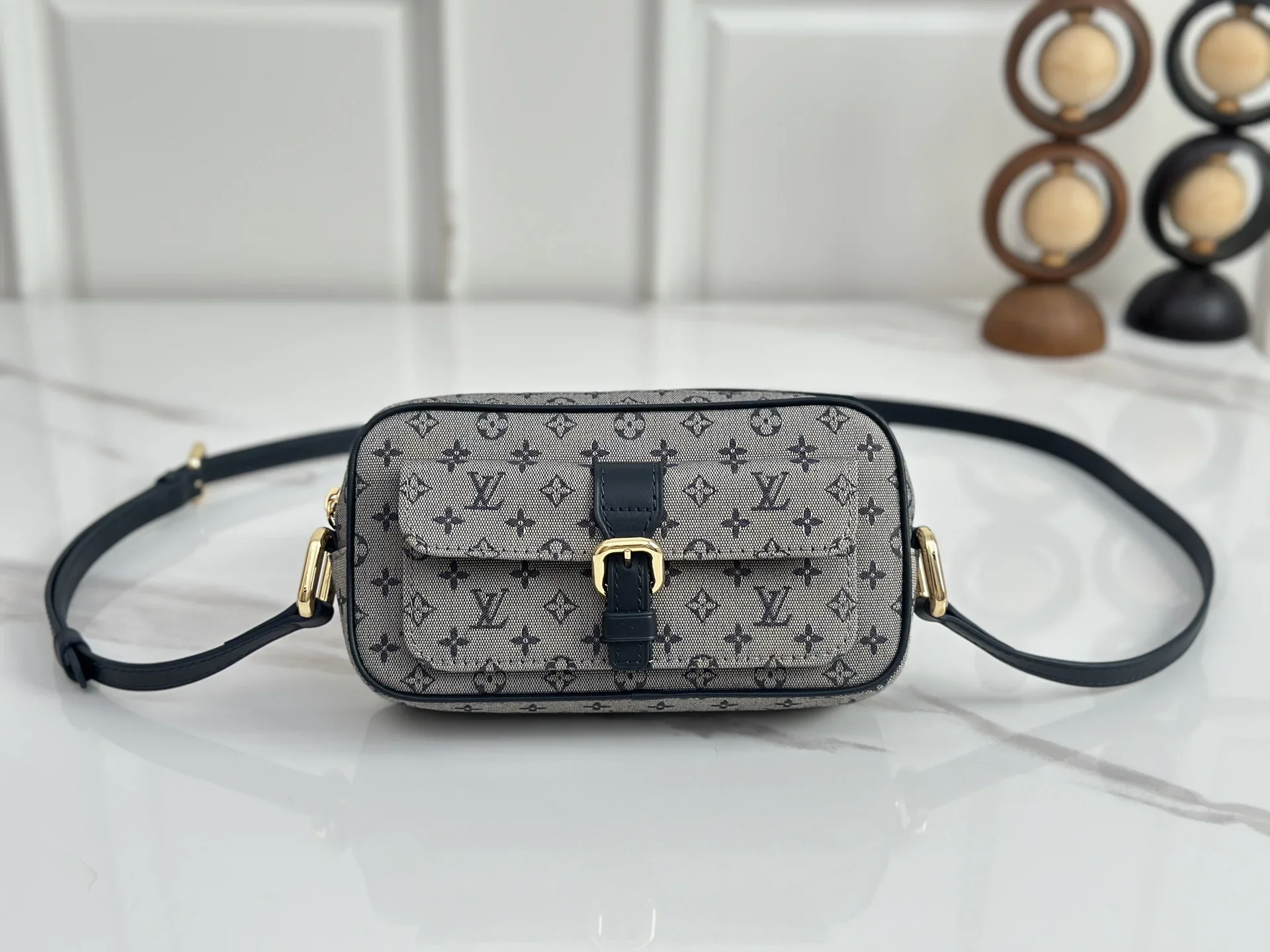LV Shoulder Bags Blue-Gold 22X13X5CM D50202609090337