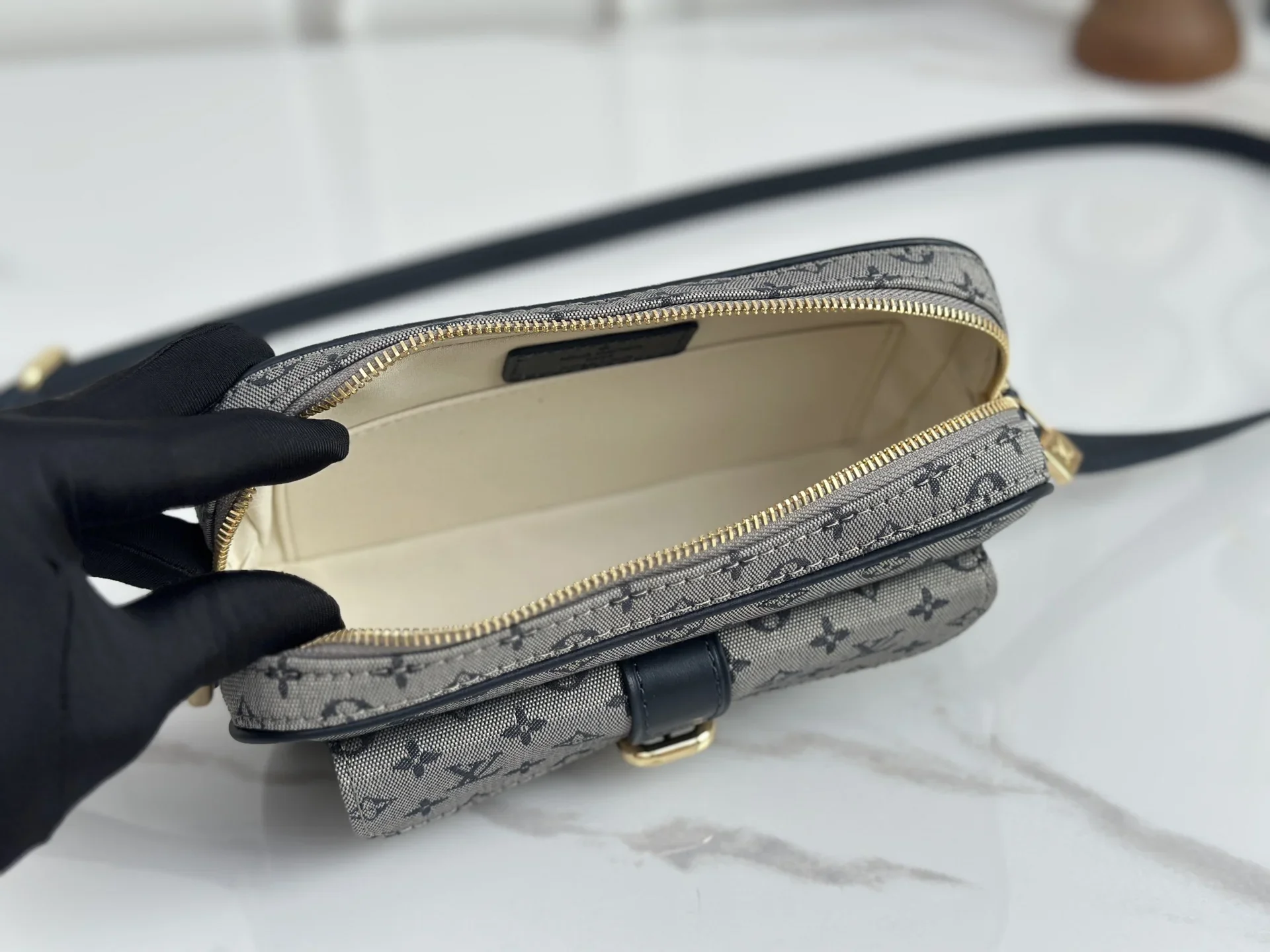 LV Shoulder Bags Blue-Gold 22X13X5CM D50202609090337 - Image 8