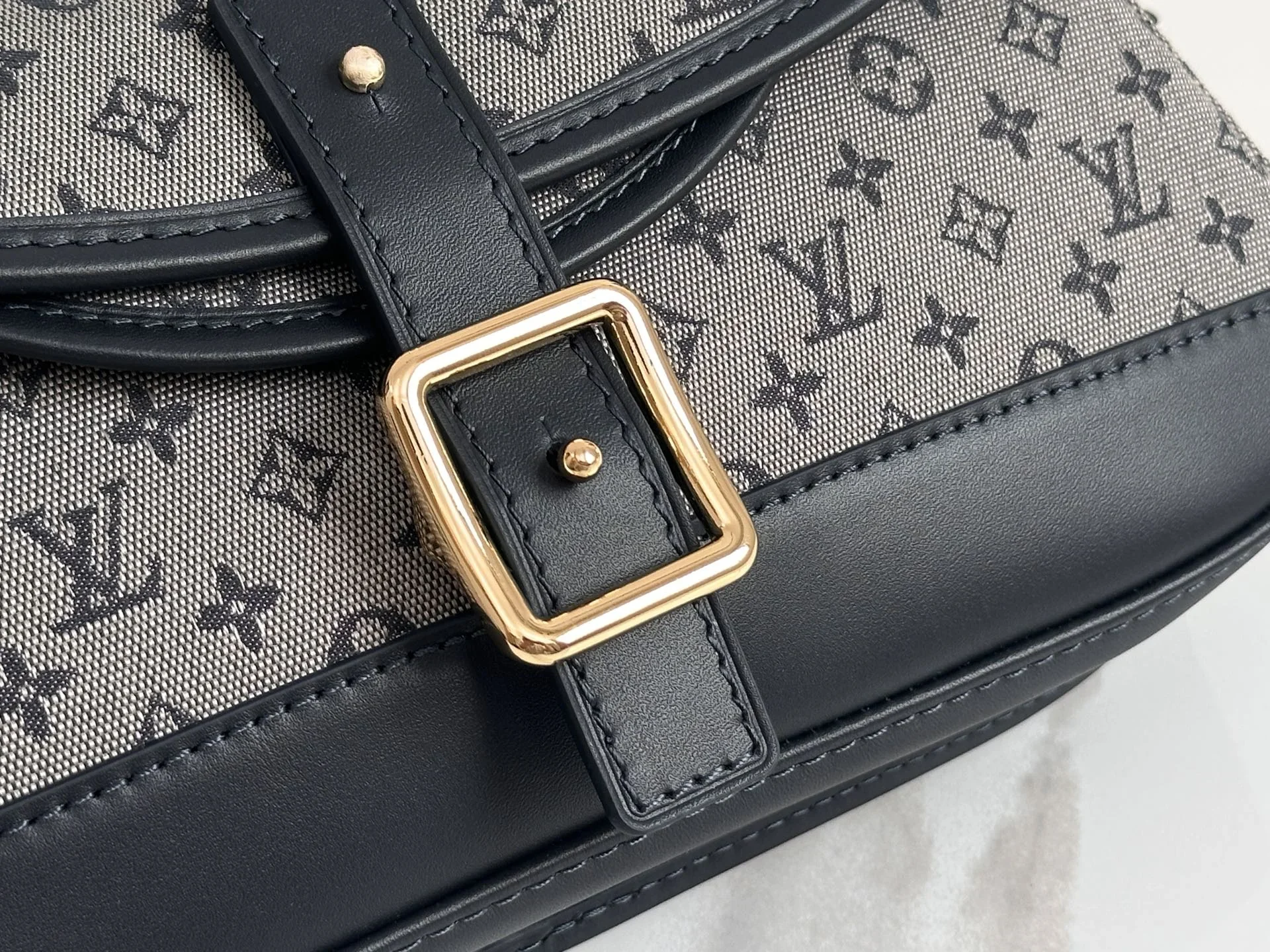 LV Shoulder Bags Gray-Black 26X12X3CM D60202609090339 - Image 5