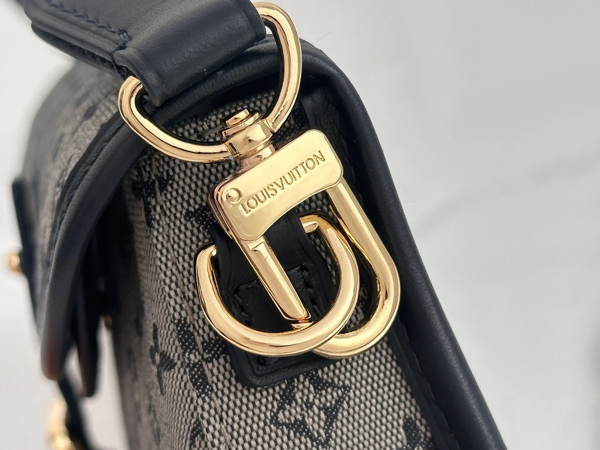 LV Shoulder Bags Gray-Black 26X12X3CM D60202609090339 - Image 6