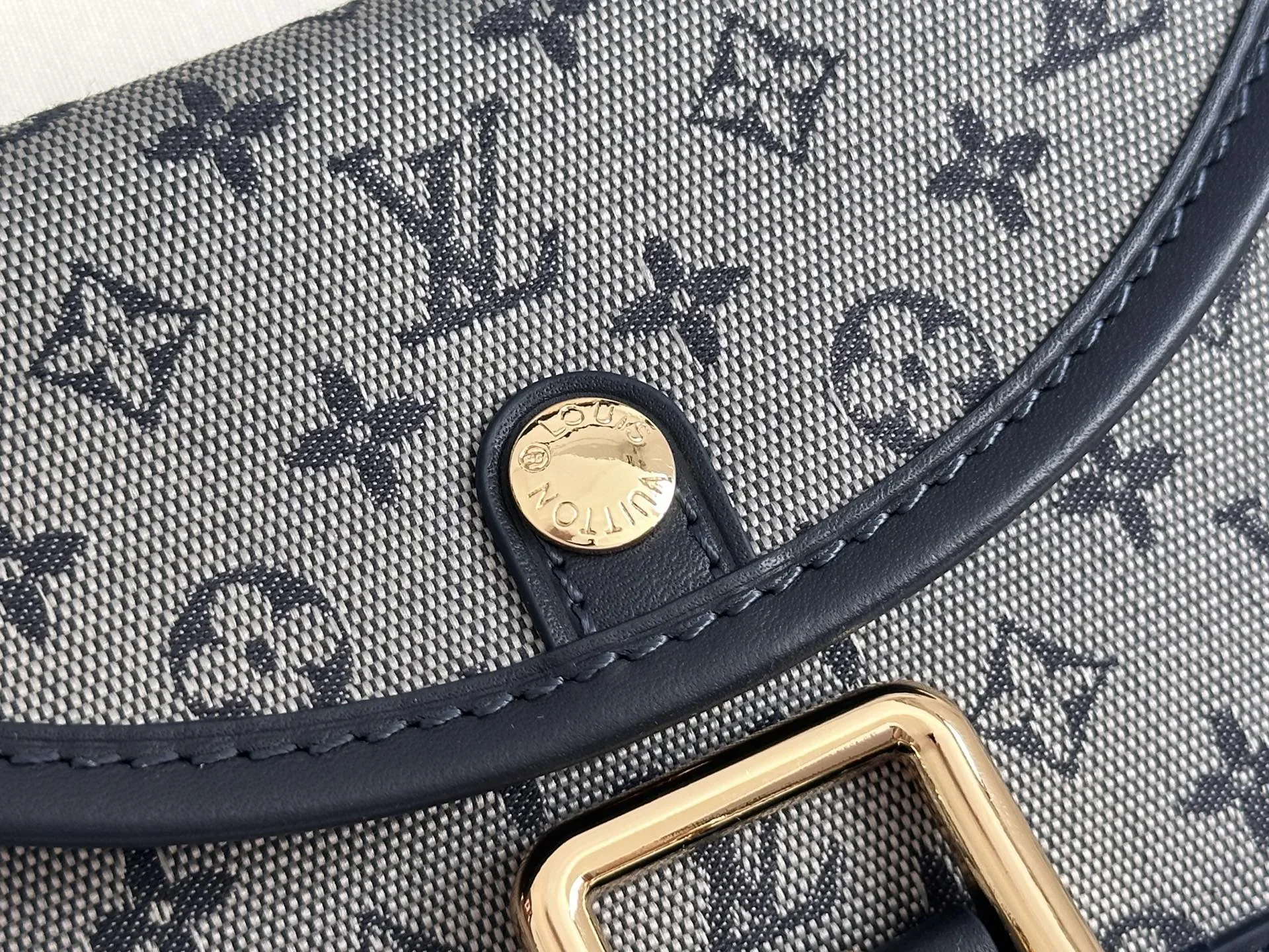 LV Shoulder Bags Gray-Black 26X12X3CM D60202609090339 - Image 7