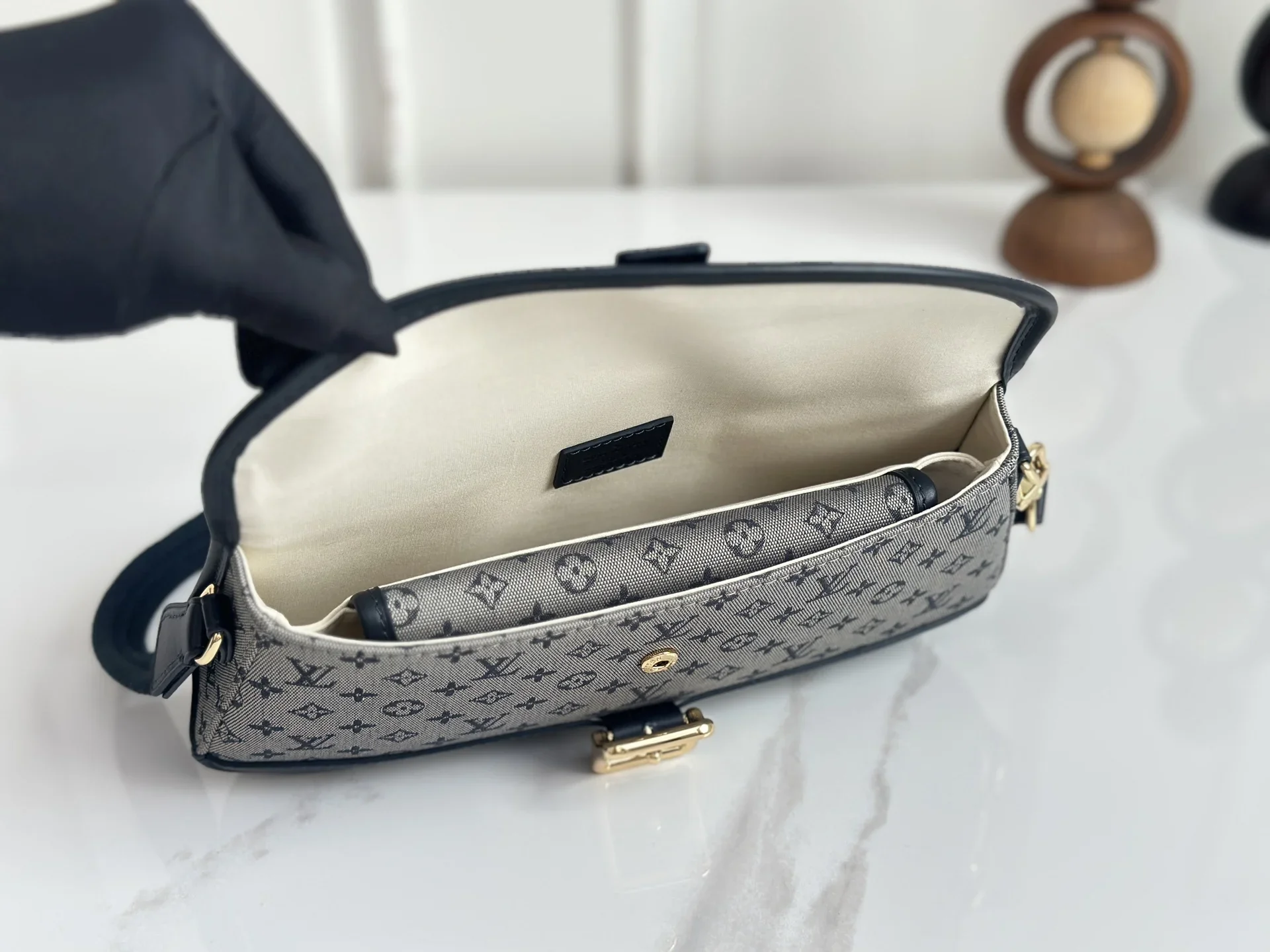 LV Shoulder Bags Gray-Black 26X12X3CM D60202609090339 - Image 8