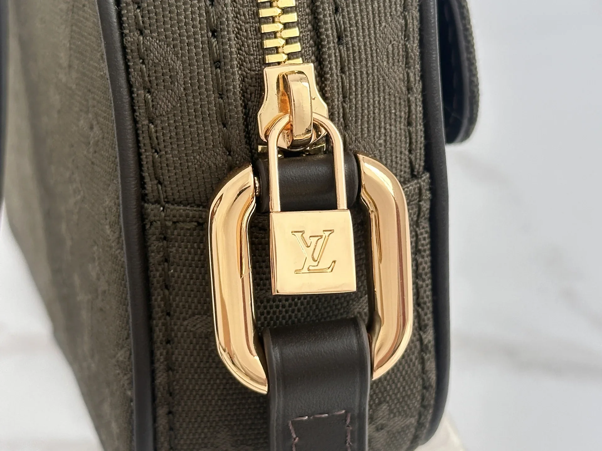 LV Shoulder Bags Green-Black 22X13X5CM D50202609090341 - Image 6
