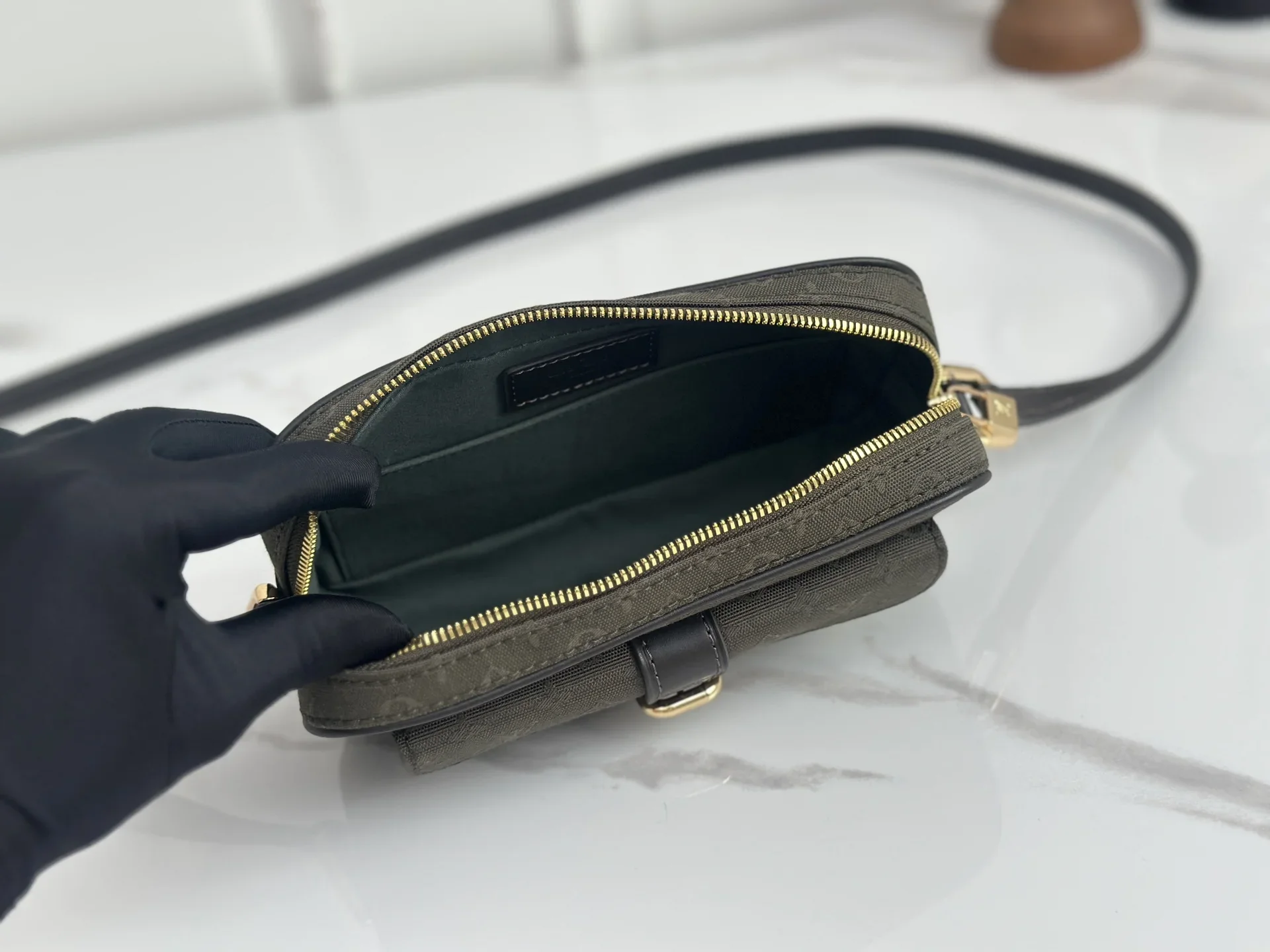 LV Shoulder Bags Green-Black 22X13X5CM D50202609090341 - Image 8