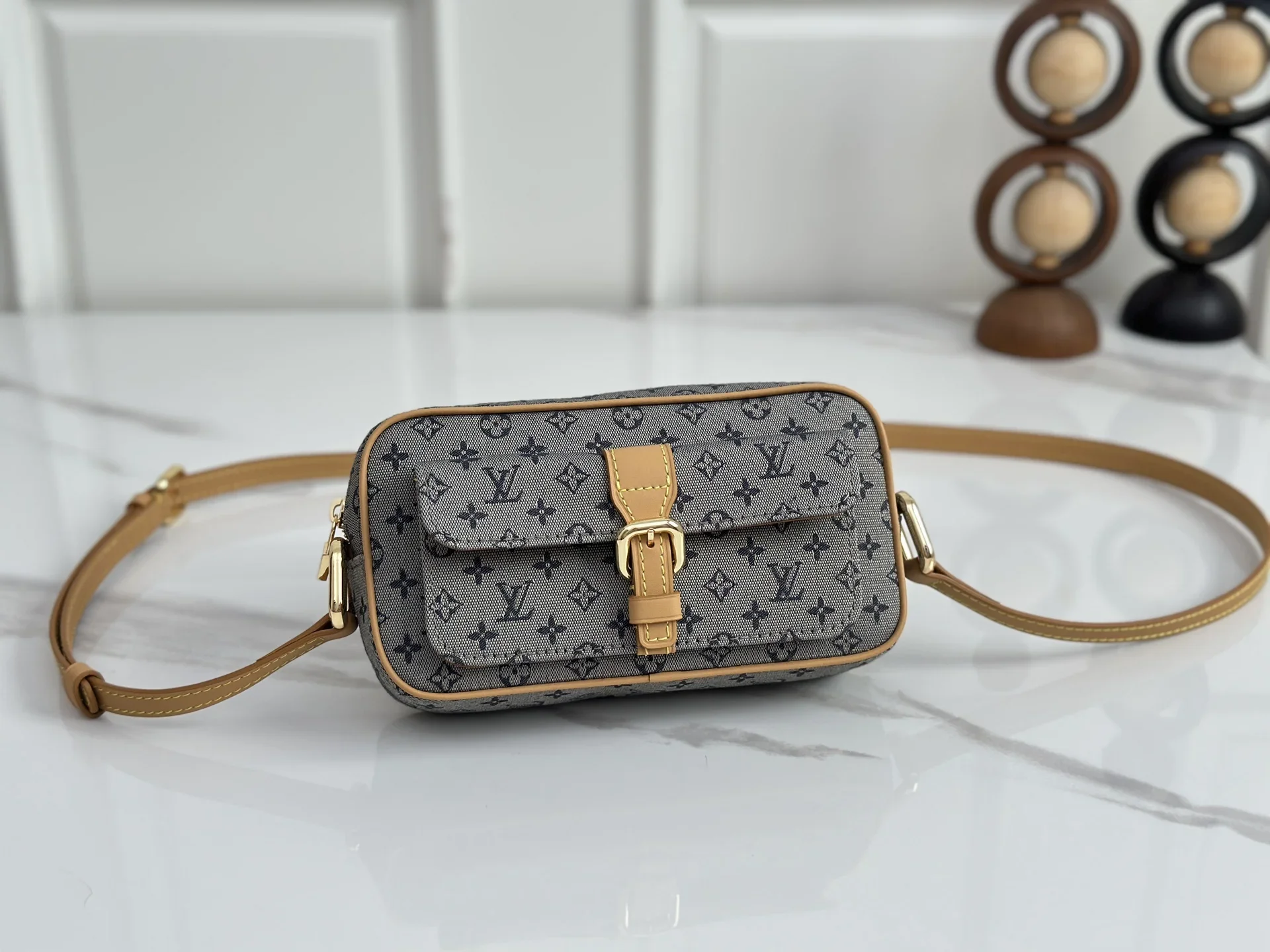 LV Shoulder Bags Grey-Tan 22X13X5CM D50202609090347
