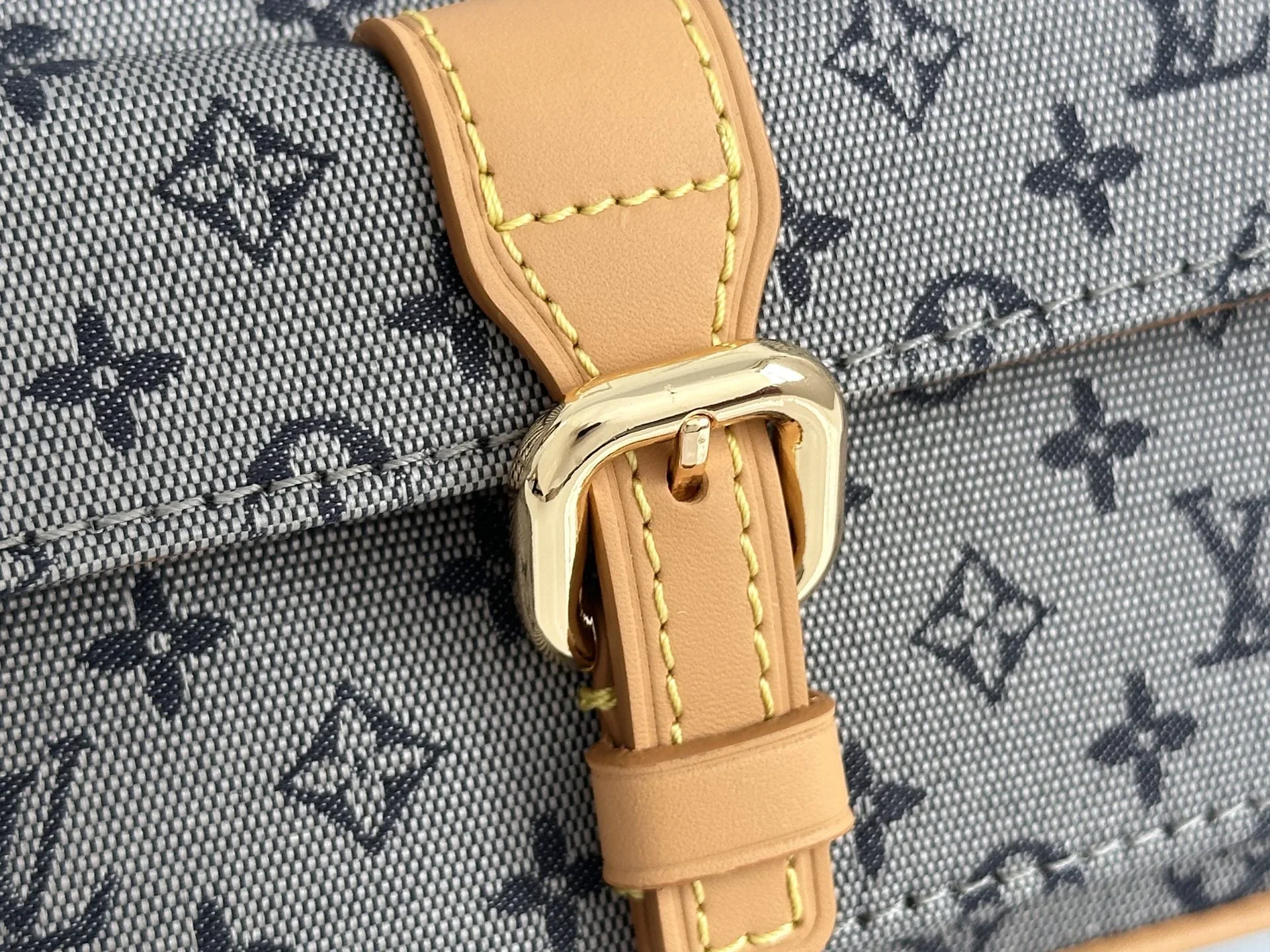 LV Shoulder Bags Grey-Tan 22X13X5CM D50202609090347 - Image 5