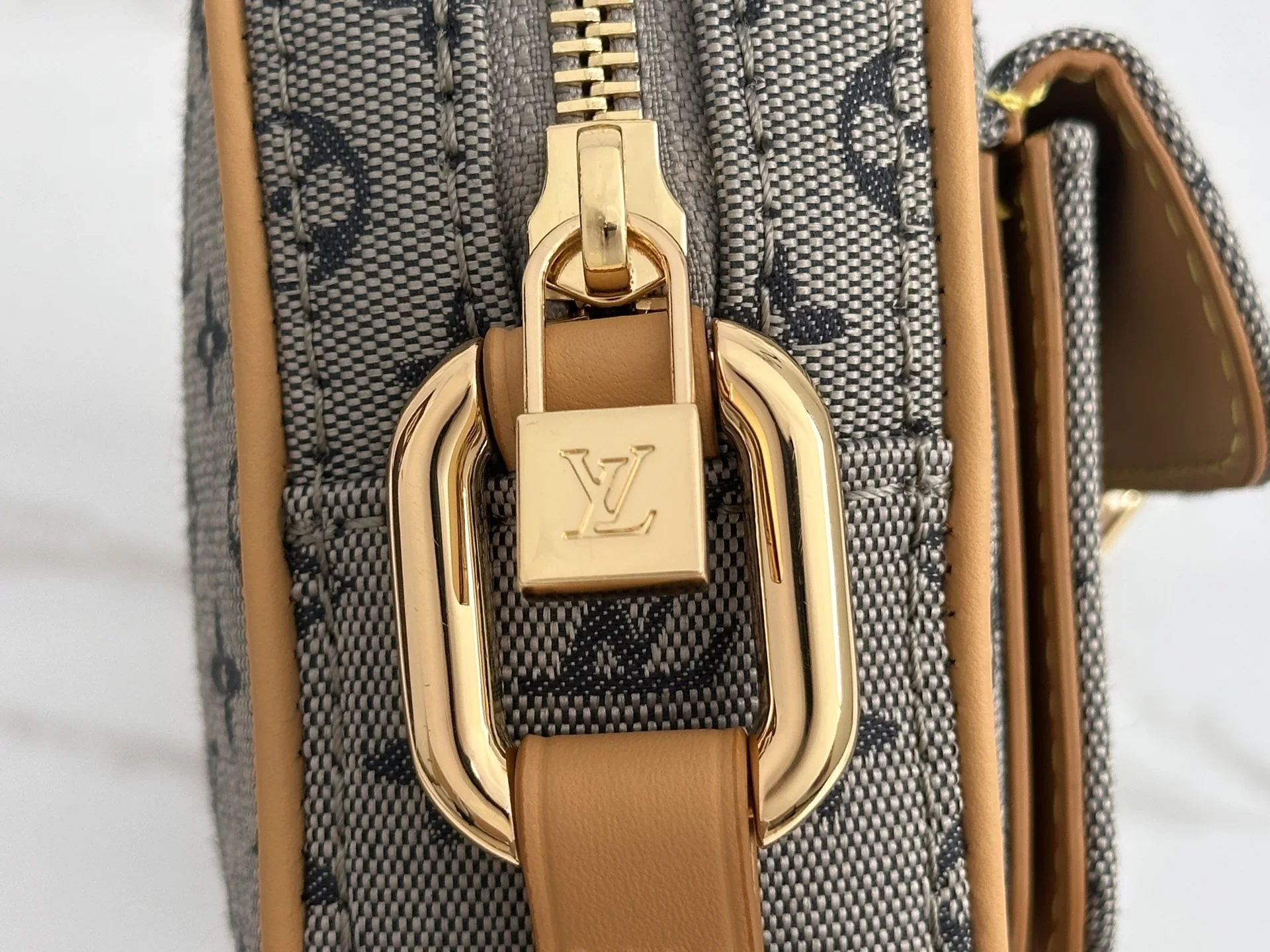 LV Shoulder Bags Grey-Tan 22X13X5CM D50202609090347 - Image 6