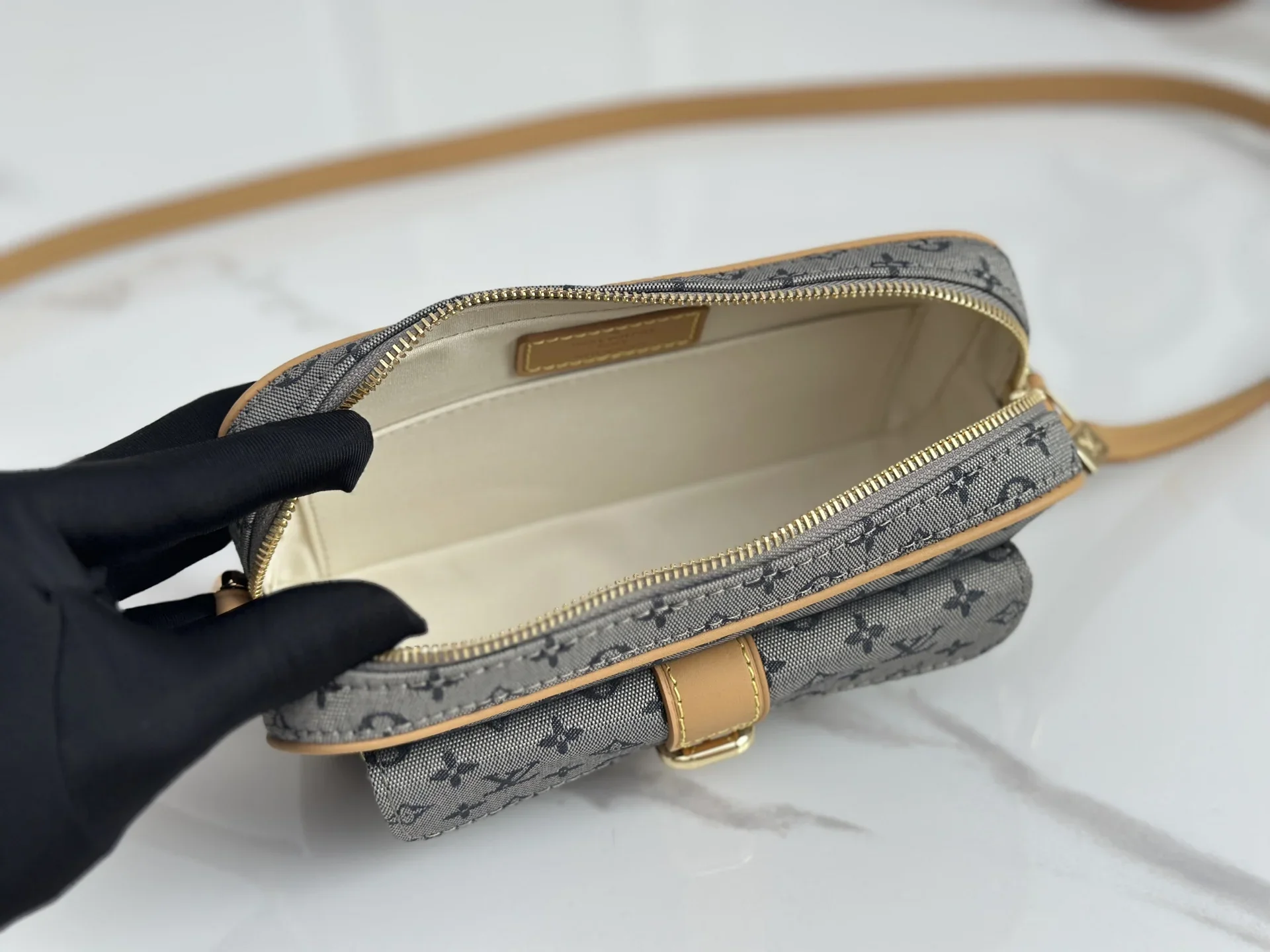 LV Shoulder Bags Grey-Tan 22X13X5CM D50202609090347 - Image 8