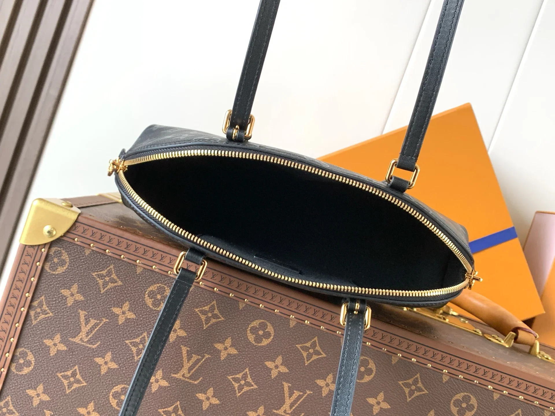 LV Shoulder Bags Leather Black-Gold 29X14X8CM E00202609090328 - Image 8
