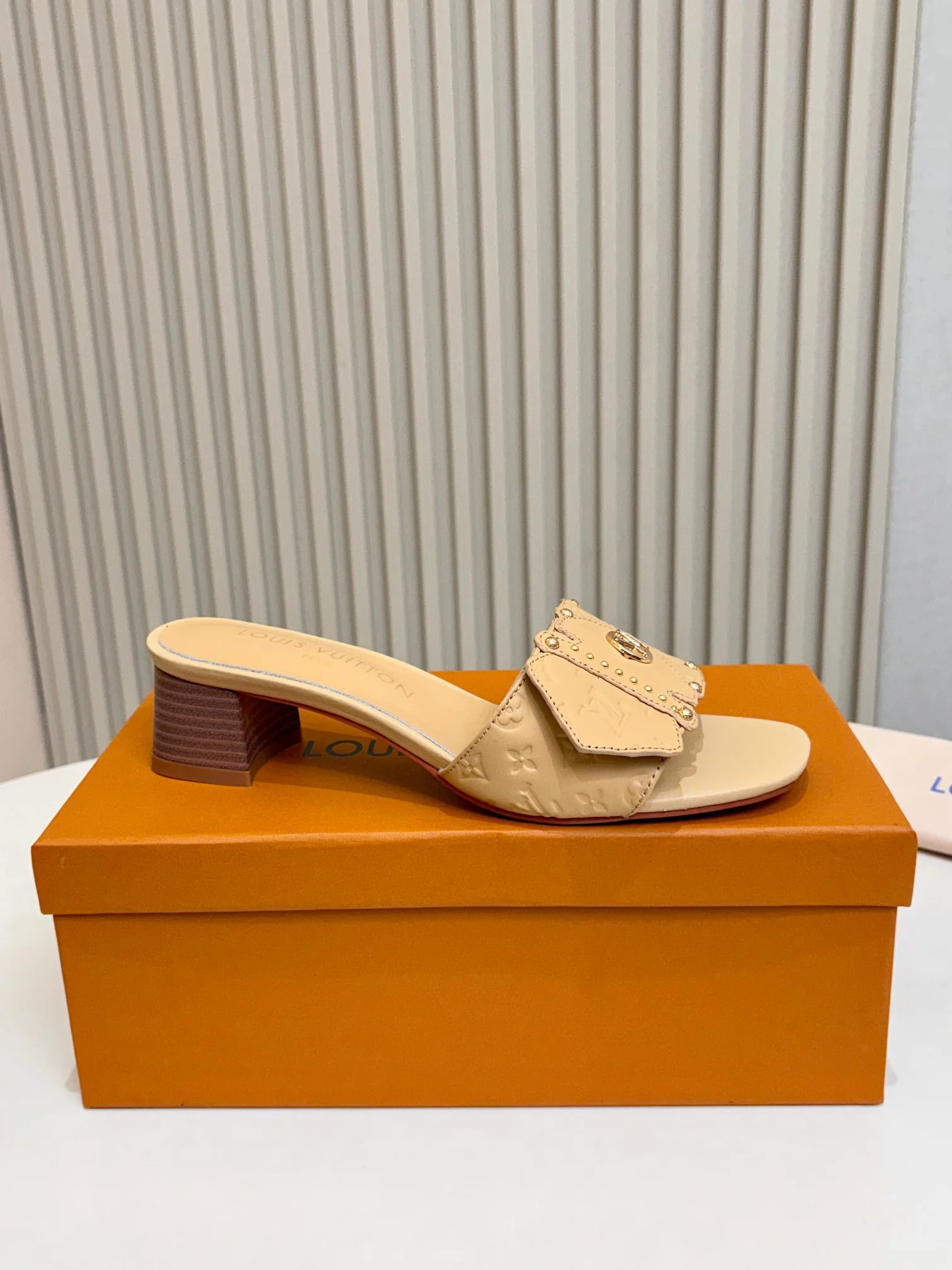 LV Slides Beige-Gold A60202609111115 - Image 4