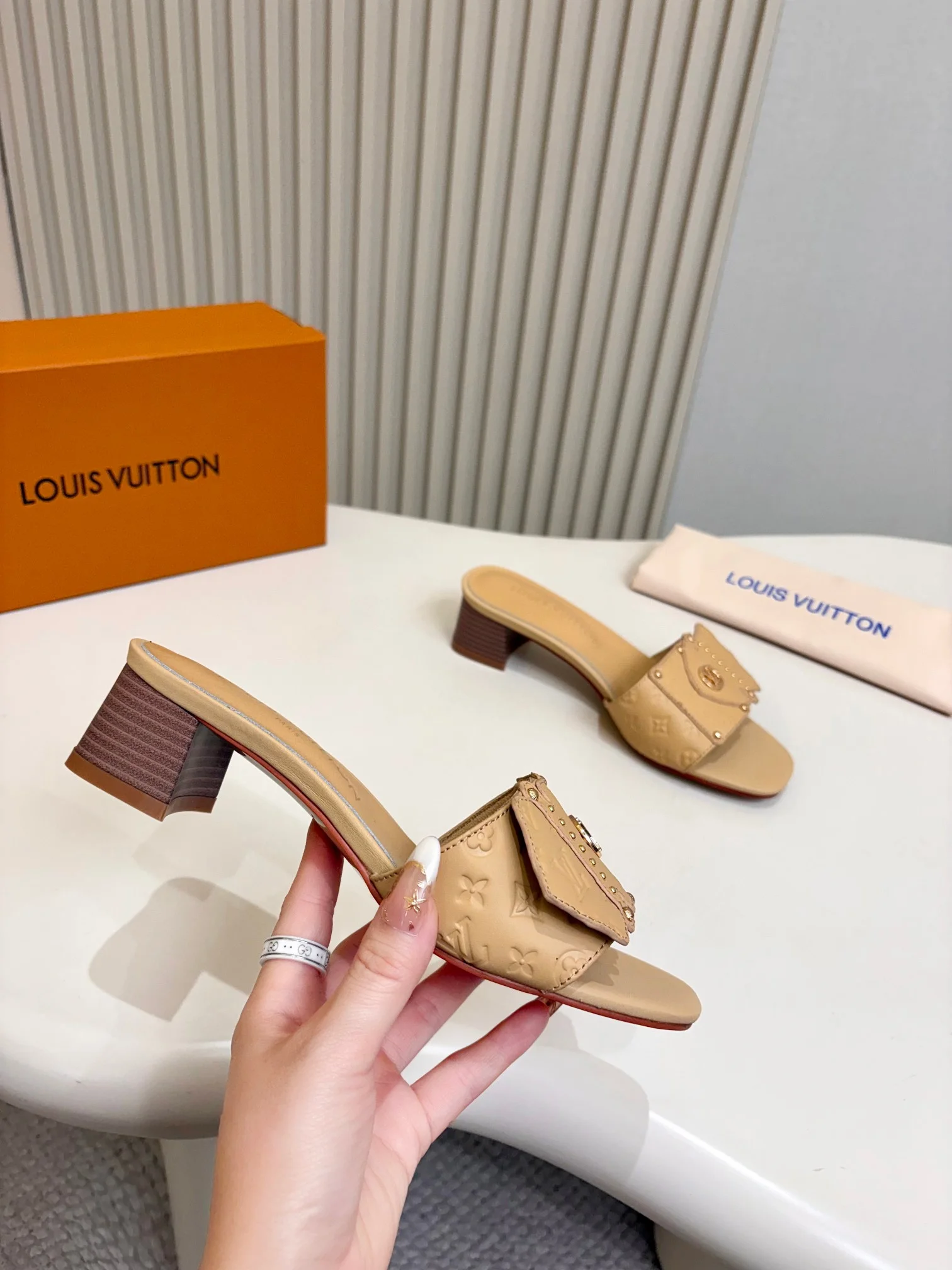 LV Slides Beige-Gold A60202609111115 - Image 7