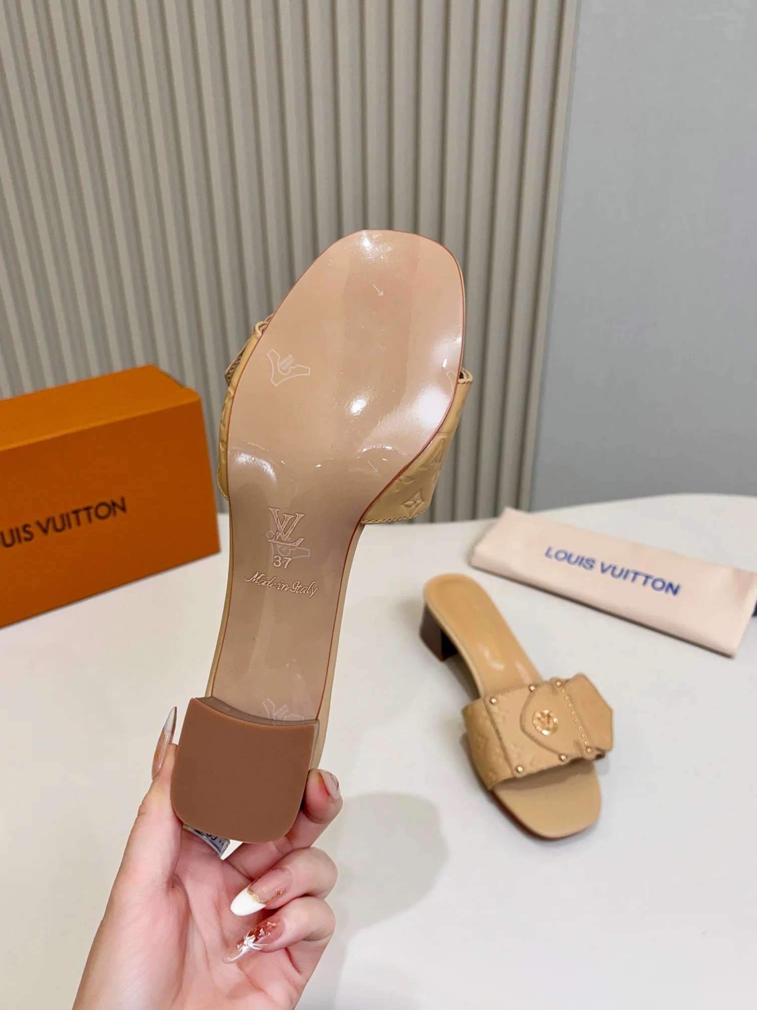 LV Slides Beige-Gold A60202609111115 - Image 8