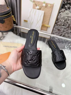 Alternative view of LV Slides Black EU35-40 A60202609111191